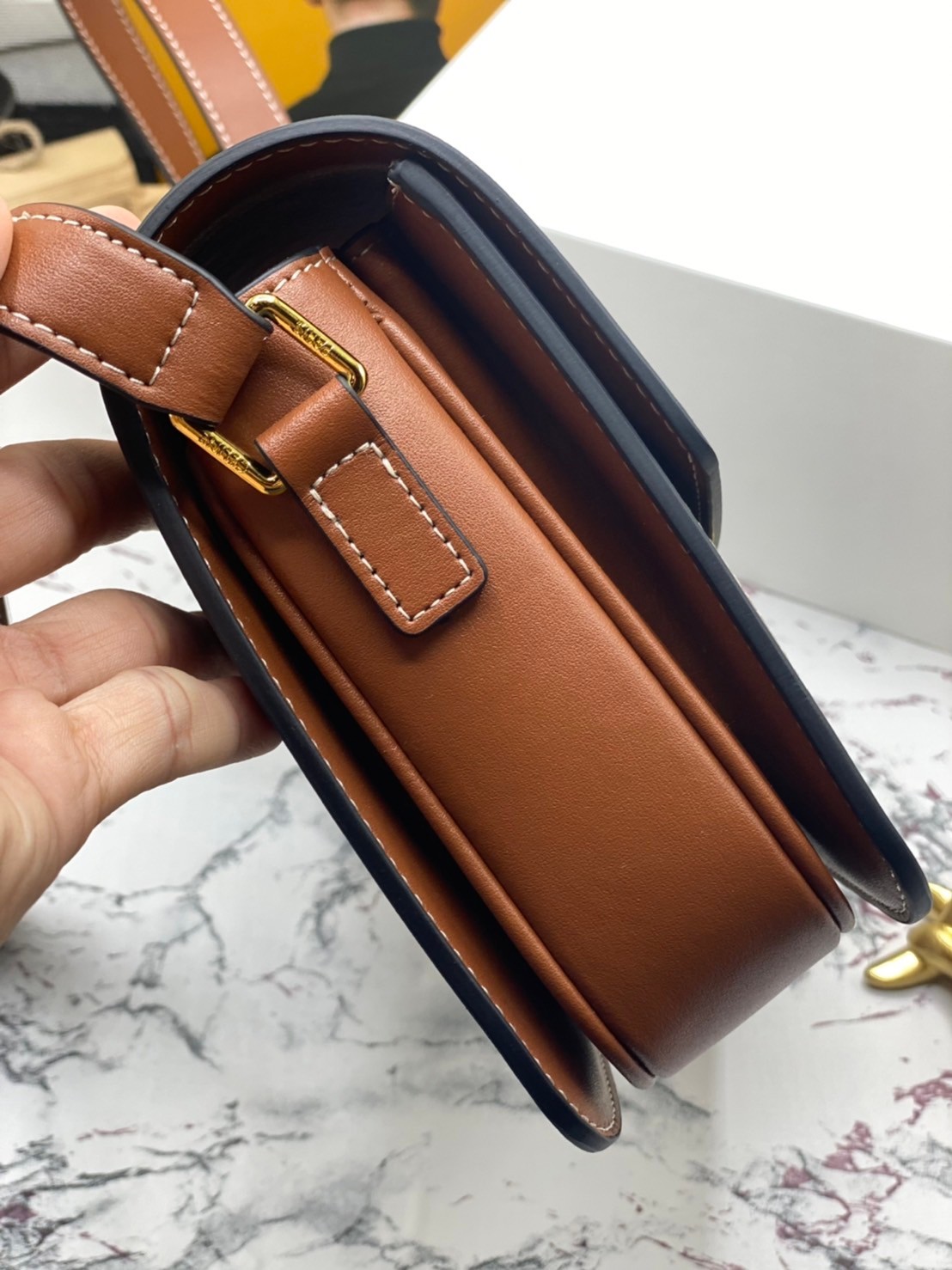 หนังแท้ CELINE MEDIUM TRIOMPHE BAG IN TRIOMPHE CANVAS AND CALFSKIN / CELINE TEEN สาวๆที่กำลังมองหากระเป๋าน่ารักเอาไว้ใช้ในวันสบาย ๆ แต่ไม่รู้เลือกกระเป๋า Celine รุ่นไหนดี แนะนำรุ่นนี้เลยคะ เป็นกระเป๋าสะพายข้างขนาดกำลังดี สวยแบบคลาสสิก หรูหราด้วยแคนวาสเคลื