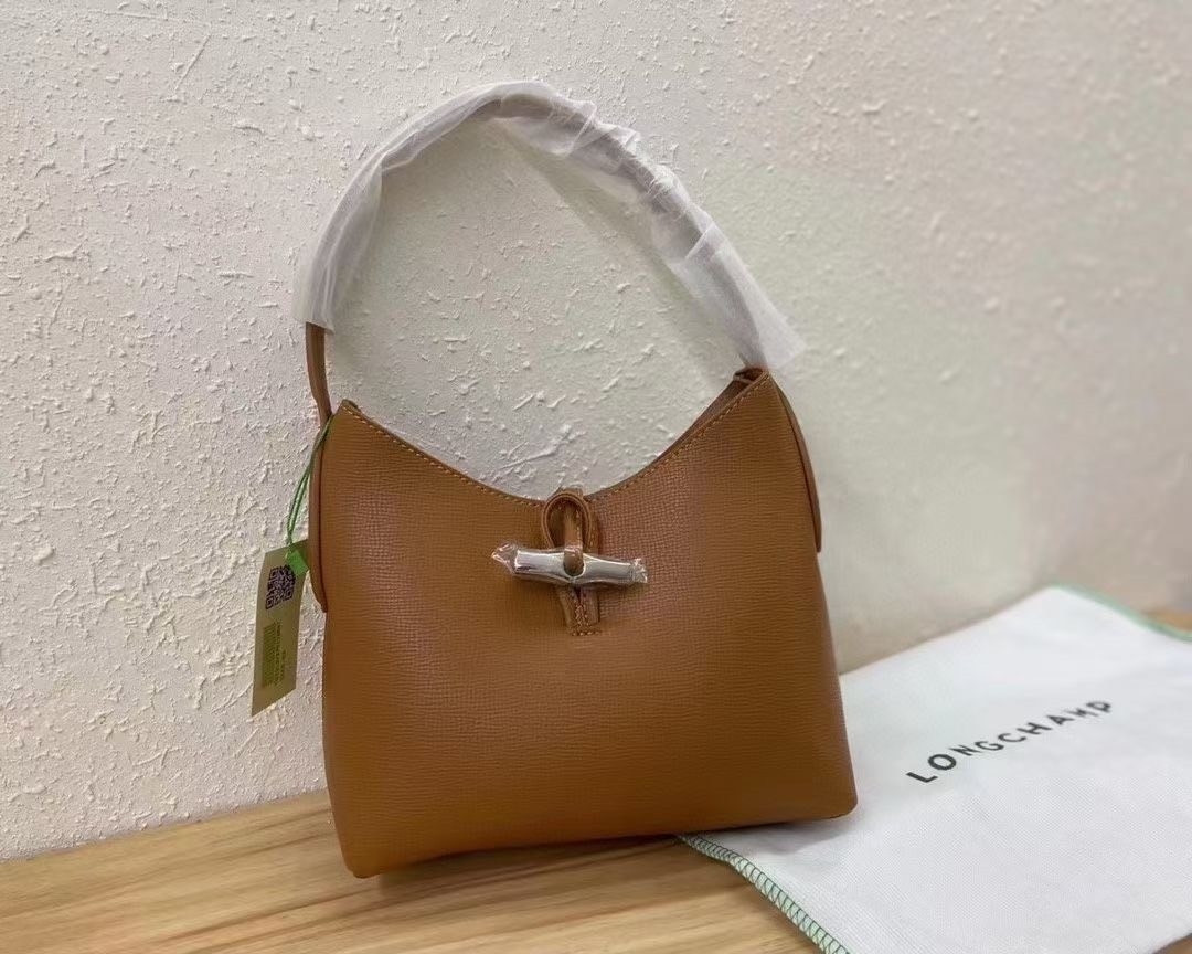 LONGCHAMP ROSEAU Hobo bag กระเป๋าสะพายไหล่ขนาดเล็ก วัสดุหนังวัว อะไหล่เงิน เป็นการผสมผสานสไตล์ที่เรียบง่าย Roseau อันเป็นสัญลักษณ์ใหม่ทั้งหมด เรียบง่าย สะดวกใช้ ประดับด้วยเข็มกลัดไม้ไผ่อันเป็นสัญลักษณ์ของแบรนด์ เรียบหรู แต่ดูดี ในแบบฉบับของ Longchamp ห้าม