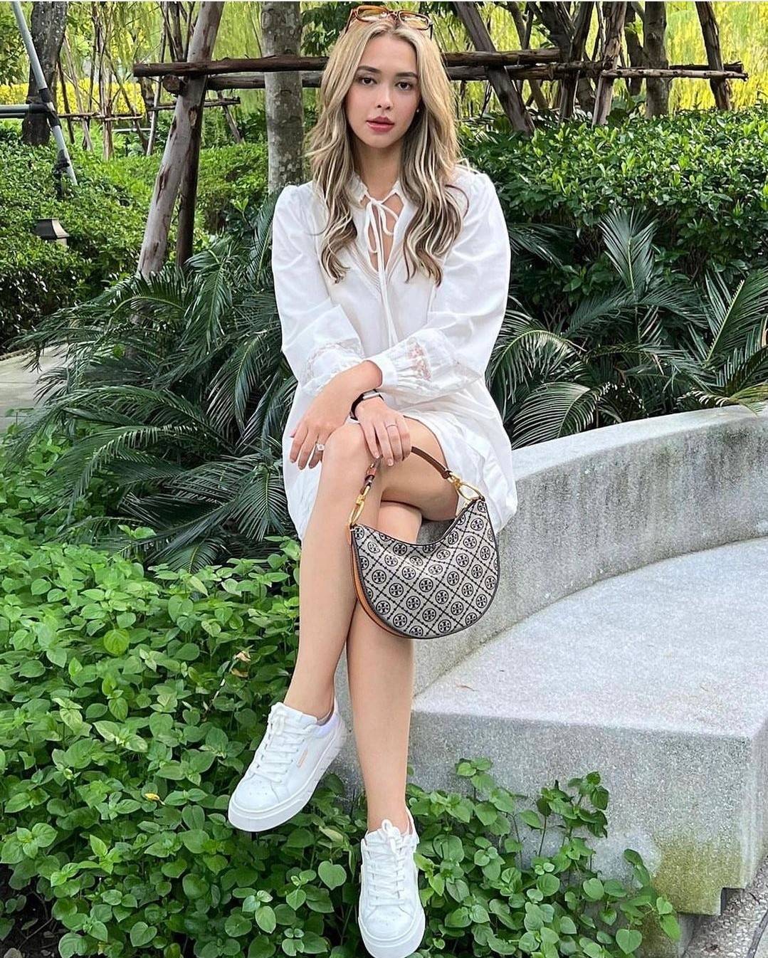 Tory Burch T Monogram Mini Crescent Bag / TORY BURCH T MONOGRAM MINI JACQUARD CRESCENT BAG ร้อนแรงกว่านี้ไม่มีแล้ว กับไอเท็มที่เซเลปรีวิวเยอะมาก!! สาวๆตามหากันไปอีก กระเป๋าทรง half moon ที่ดีไซน์บนผ้า jacquard ลวดลายซิกเนเจอร์ เรียบหรู ผู้ดีมากแม่!