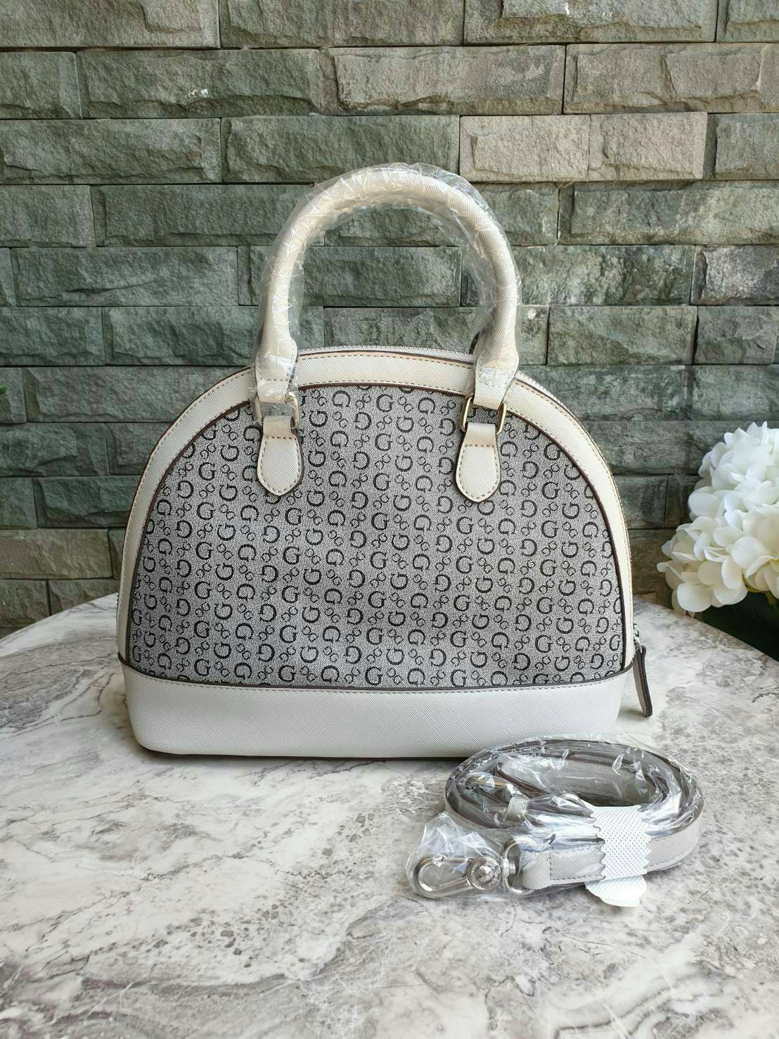 Guess Group Agata Dome Bag กระเป๋ารุ่นใหม่ล่าสุด!!! อวดไอเทมแสนเก๋กับกระเป๋าทรงโดม ทรงยอดนิยม สวยคลาสสิค สุดน่ารัก พิมพ์ลายรอบใบ วัสดุ Saffiano PU คุณภาพดี นิ่ม น้ำหนักเบา ด้านหน้าประดับด้วยโลโก้แบรนด์สวยโดดเด่น เปิดปิดด้วยซิปสะดวกใช้ ด้านในโล่งกว้างมีช่อ