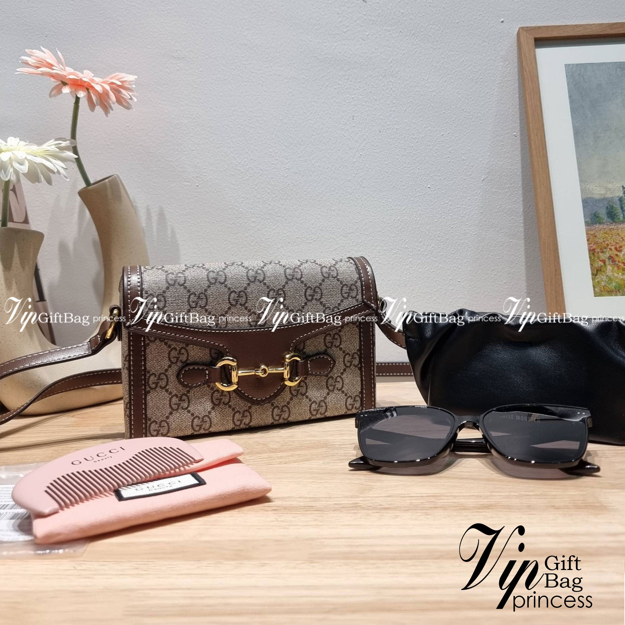 Set 3 ชิ้น Gucci Horsebit 1955 Mini Bag / GG crossbody horizon mini bag box set ชวนสะสม ใครมองหาของขวัญอยู่ เซ็ทนี้จัดว่าเลิศมาก! กับการจับเอารุ่นยอดฮิต มามิกซ์รวมกับไอเท็มสุดคุ้มของมันต้องมี!! จัดเรียงให้อยู่ในกล่อง box set ลิมิเต็ด ที่มีทั้งแว่นตา gentl