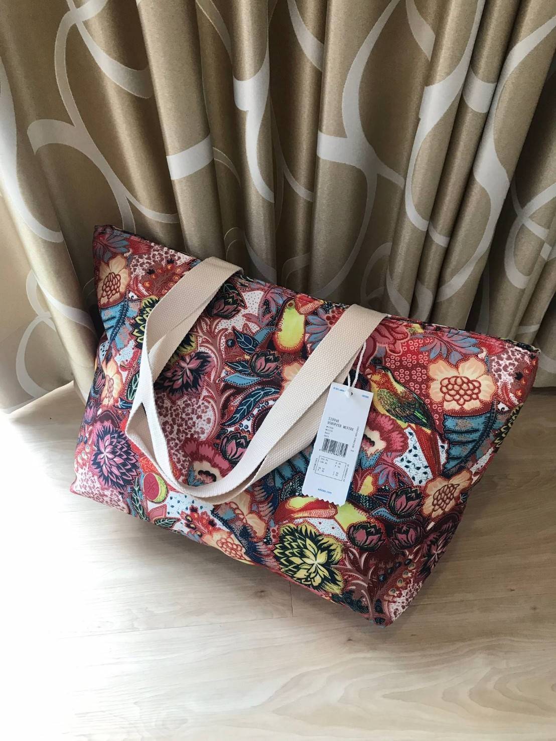 Adidas Original Large Tote Bag กระเป๋าสะพายทรง Tote หรือทรง shopping ใบใหญ่จาก Adidas Factory Outlet วัสดุ Nylon & Polyester 100% เนื้อนิ่มคุณภาพดี น้ำหนักเบาใบใหญ่จุได้เยอะ เปิดปิดด้วยซิปเดียวด้านบน หัวซิปปั้มโลโก้ ภายในมีช่องซิป แยกเก็บของสำคัญ และช่องใ