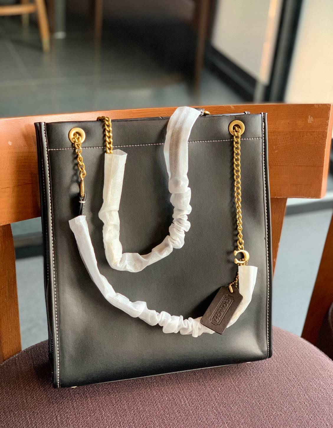 LIMITED EDITION 📣รุ่นใหม่ล่าสุด ยังไม่มีในช๊อปไทยจ้าา❗️ COACH CHAIN CASHIN TOTE ((C6338//C6620)) พร้อมส่ง สินค้าเข้าใหม่ ห้ามพลาดค่าา! กระเป๋าทรงTote สูง สามารถใส่เอกสาร//A4 ได้ วัสดุหนังแท้นิ่ม น้ำหนักเบาค่ะ 🔺จุดเด่นของรุ่นคือสายสะ