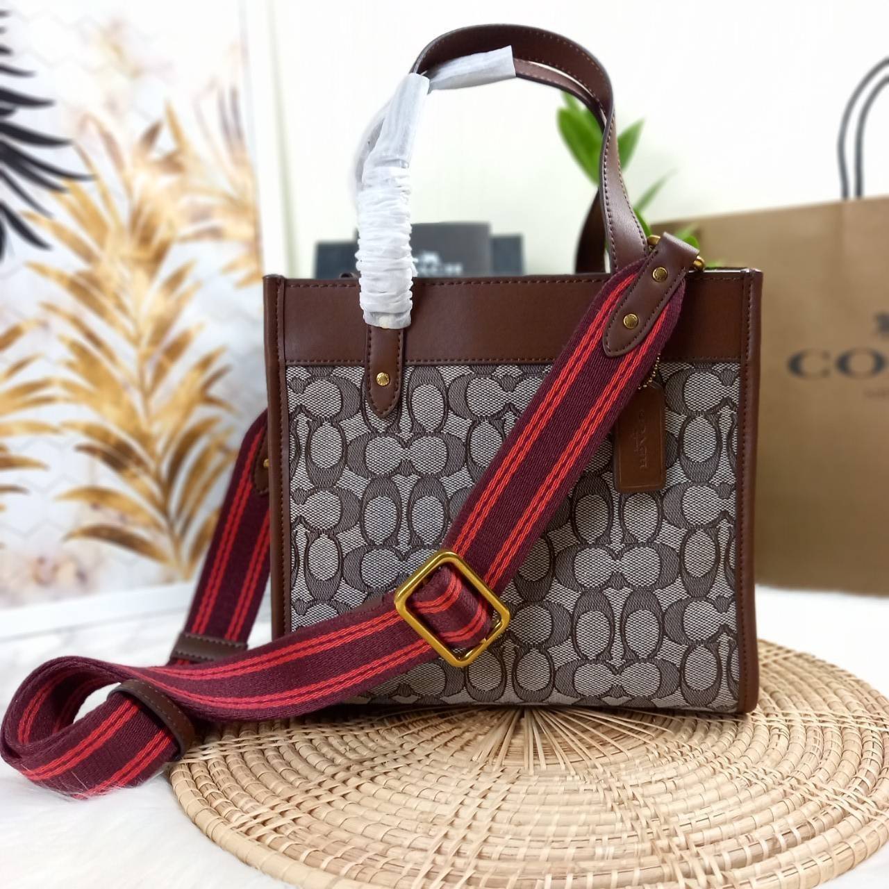 ใบนี้ ช่วยให้ชีวิตง่ายขึ้นเยอะเลย🌈🌺>>COACH FIELD TOTE 22 IN SIGNATURE JACQUARD(COACH C3865) 🍁กระเป๋าถือ สะพาย รุ่น Unisex ใช้ได้ทุกเพศวัย ขนาดเหมาะต่อการใช้งานในแต่ละวันมากๆ //วัสดุ jacquard ลาย signature ตกแต่งดีเทลด้วยหนังแ