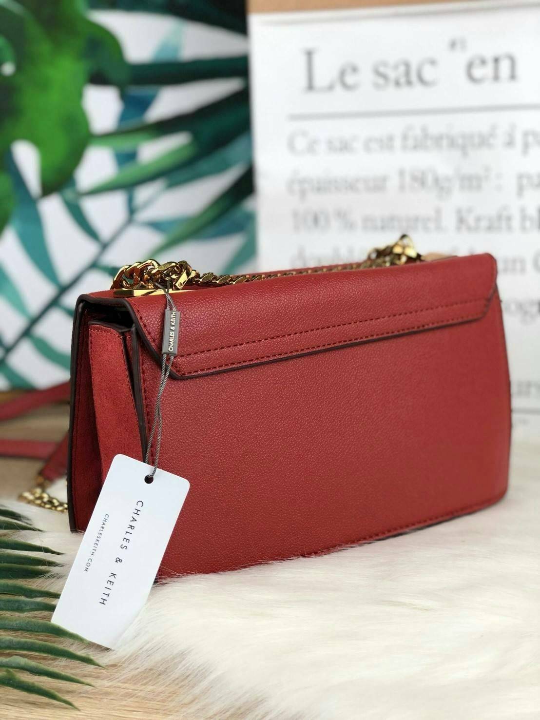 CHARLES & KEITH METAL PUSH LOCK CROSSBODY BAG รุ่นฮิตขายดีมีมาพร้อมส่งแล้วจ้า กับกระเ๋าสะพายไซส์น่ารัก วางอยู่ทรง เปิดปิดด้วย ตัวล็อกด้านหน้า ด้านในแบ่งเป็น 2 ช่องมีช่องซิปตรงกลาง จุของได้เยอะพอควรเลยค่ะ ใส่ iPhone plus ได้สบายๆ และของจุกจิกที่จำเป็น รุ่น