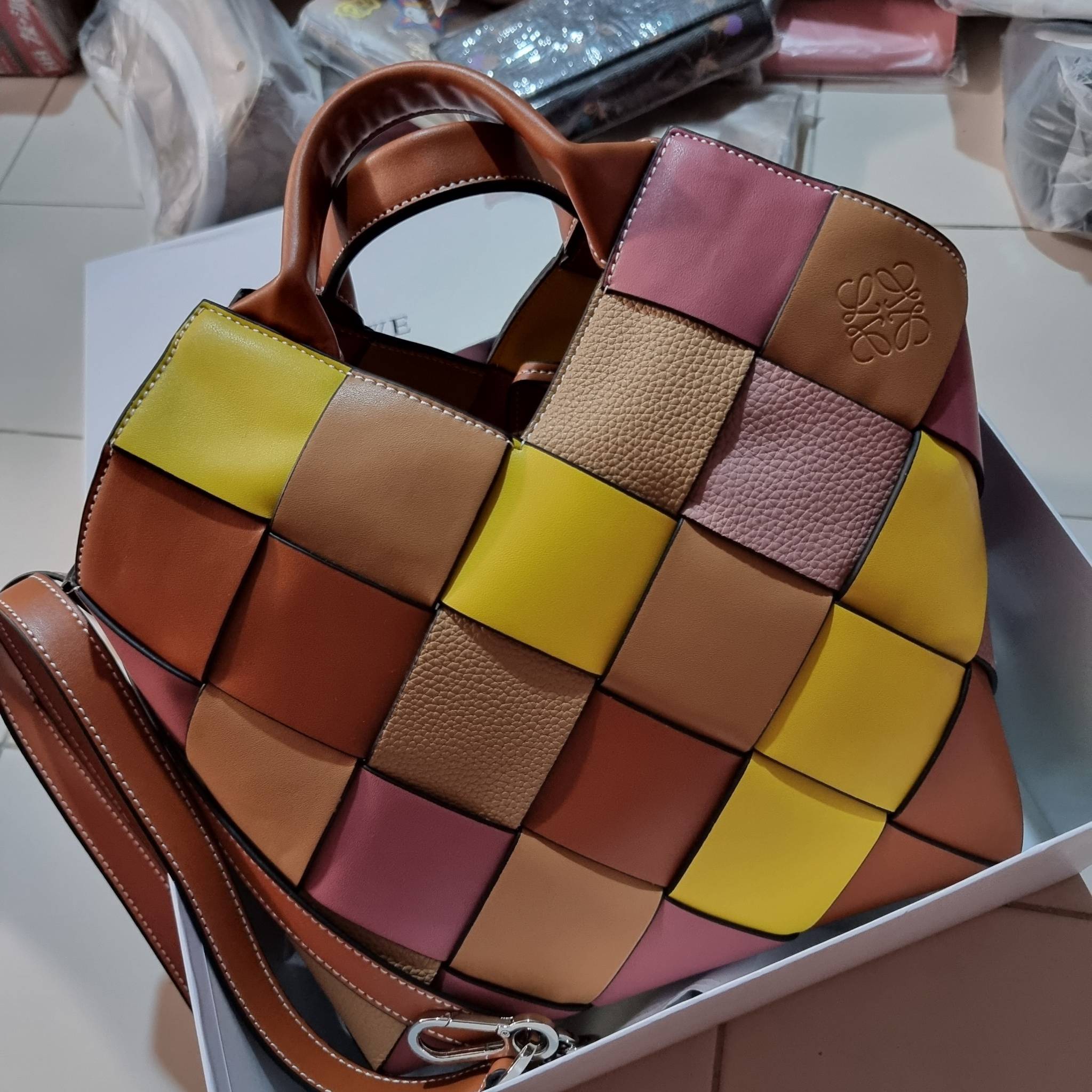 LOEWE SURPLUS LEATHER WOVEN BASKET BAG IN CLASSIC CALFSKIN ใหม่ล่าสุดและสวยที่สุด กระเป๋าสะพานที่ถักทอด้วยความปราณีต โดดเด่นด้วยสีที่จับมาคอนทราสได้ลงตัว ใบใหญ่จุได้แบบเน้นๆ วัสดุหนังวัวแท้เต็มใบ หรูเลิศ ปากกระเป๋ามีสายหนังสำหรับผูกรวบปากกระเป๋า ภายในโล่ง