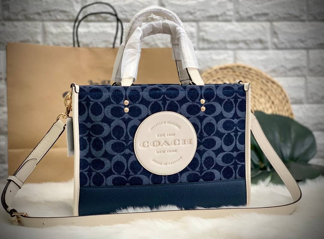 พร้อมส่ง 4ลาย 🌈ไม่มีในช๊อปไทยจร้าา😘 COACH DEMPSEY CARRYALL IN SIGNATURE JACQUARD WITH STRIPE AND COACH PATCH (C2826,C1527,C4113) พร้อมส่งความสวย! คุณภาพจัดเต็มค่ะ กระเป๋าทรงTote วัสดุ Jackquard+หนังแท้ ได้ลงตัวสวยงาม ด้านหน้ามีโลโก้แบรนด์ว