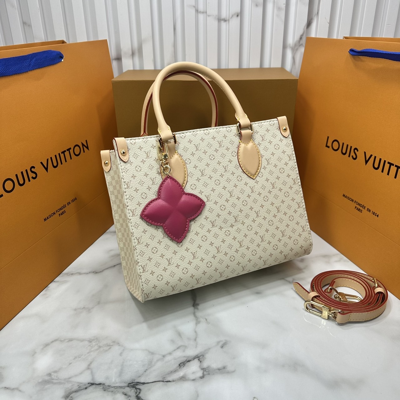 ORI หนังแท้ | LV OnTheGo PM bag Monogram Sand Beige กระเป๋าสะพายทรงโท้ทออนเดอะโก ในคอลเลกชัน LV Romance ยกระดับดีไซน์สำหรับฤดูกาลนี้ด้วยการผสานสัญลักษณ์ไอคอนิกลาย Damier และ Monogram ที่มีเอกลักษณ์ไม่ซ้ำใครของเมซงเข้าด้วยกัน กระเป๋าถือหนังหรูหรา