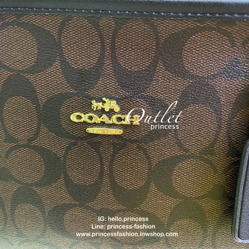 COACH CITY ZIP TOTE IN SIGNATURE BAG กระเป๋าถือหรือสะพายทรง tote ขนาดกำลังดี วัสดุหนัง pvc. เปิดปิดกระเป๋าแบบซิป ภายในกว้าง ใส่ iPad, A4 ของใช้ได้จุ มีช่องเล็ก และช่องซิปค่ะ Must Have!