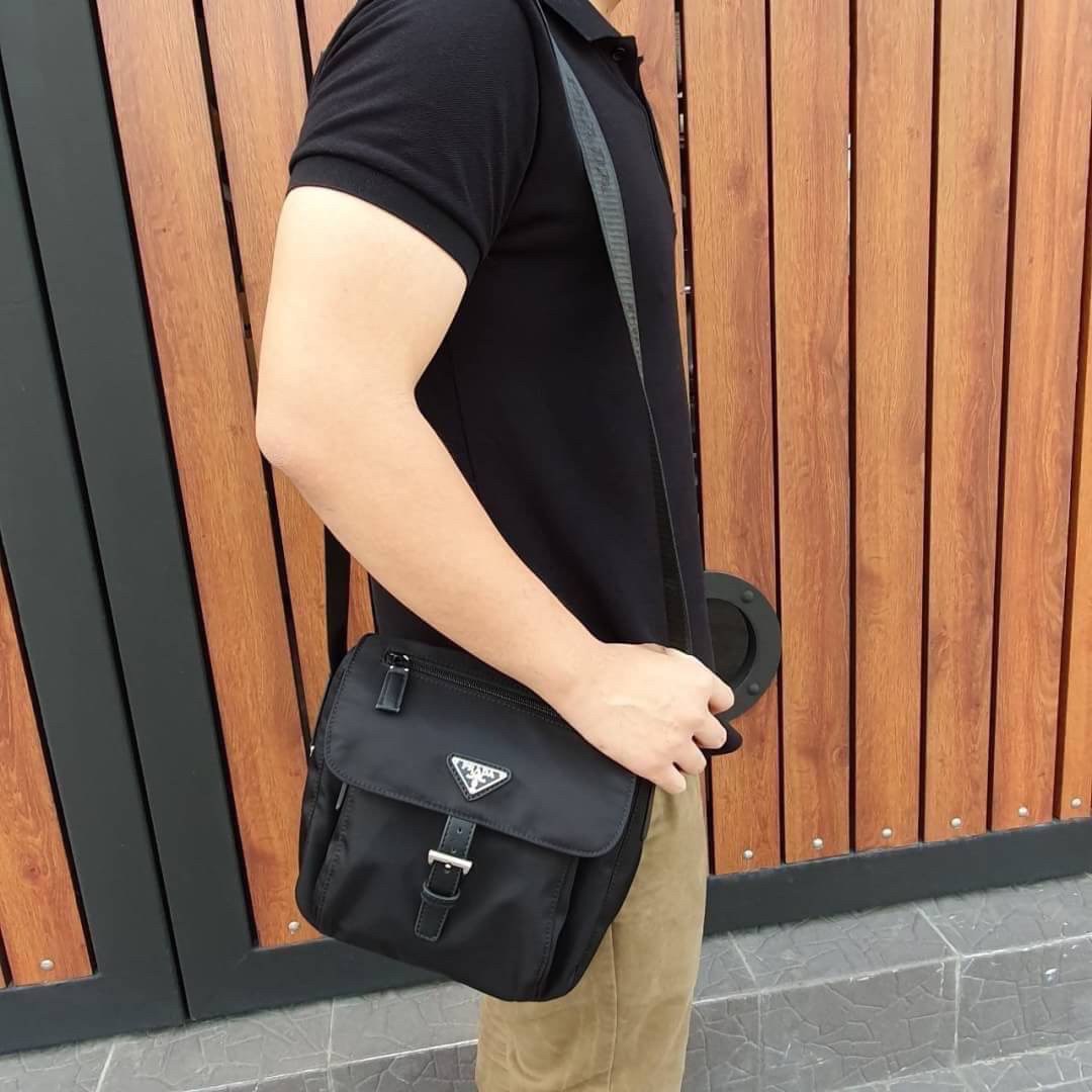 พร้อมส่งรุ่นขายดี กับงานพรีเมี่ยมกิ้ฟแบรนด์ดังอย่าง PRADA ทรง MESSENGER ทรงยอดฮิต สำหรับท่านชาย เนื้อผ้า Nylon มาพร้อมกับทรงสูง ใส่ ของได้หลากหลาย ขนาดกำลังดี เปิดปิดด้านหน้าด้วยตัวล็อคเข็มขัด ด้านในเปิดปิดด้วยซิป อะไหล่สีเงินทั้งใบ จะซื้อใช้เองหรือบมอบเป