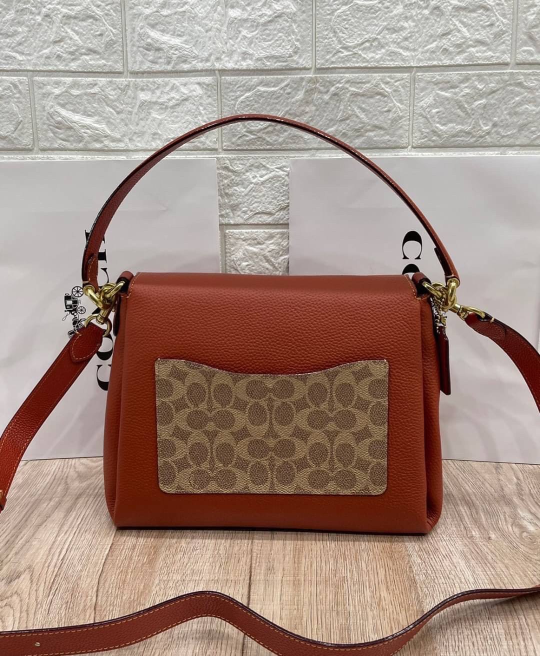 OUTLET 】COACH Logo-Plaque Leather Tote Bag พร้อมส่งที่ไทย Tan-brown leather logo-plaque leather tote bag from Coach featuring gold-tone hardware, abstract pattern print, logo plaque and single top handle.