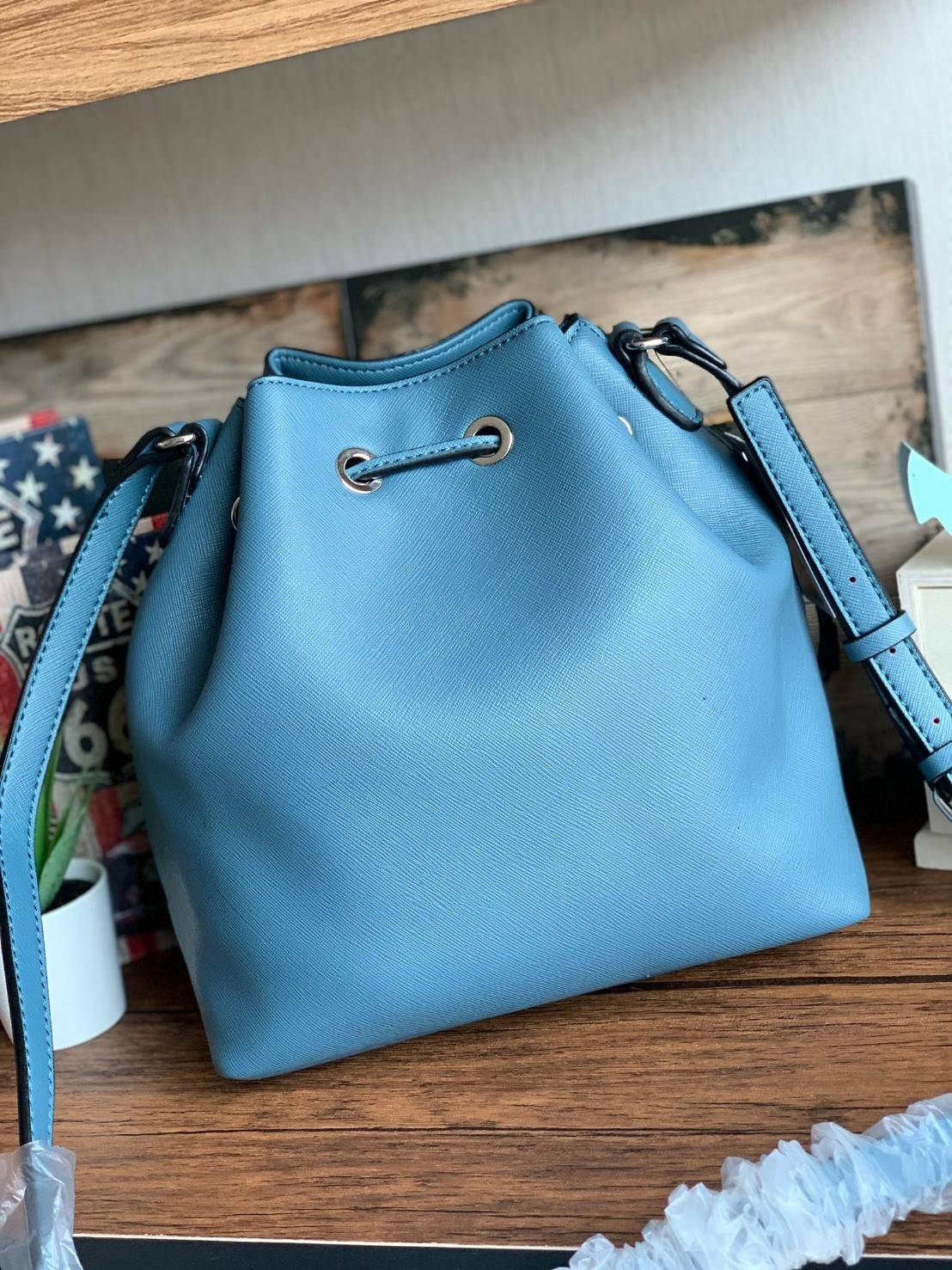 Guess Drawstring Bucket Bag กระเป๋าสะพายขนาดกลาง วัสดุลายหนังsaffiano ฐานกว้างตั้งอยู่ทรง มีซิกเนเจอร์ที่ด้านหน้าเป็นโลโก้ตัวนูน เปิดปิดแบบหูรูดและกระดุมแม่เหล็ก มีช่องใช้งานหลายข่อง สายสะพายปรับได้แบบเข็มขัด สวยแบบมีดีเทลเก๋ๆ สะพายเที่ยวระหว่างวันได้สบาย