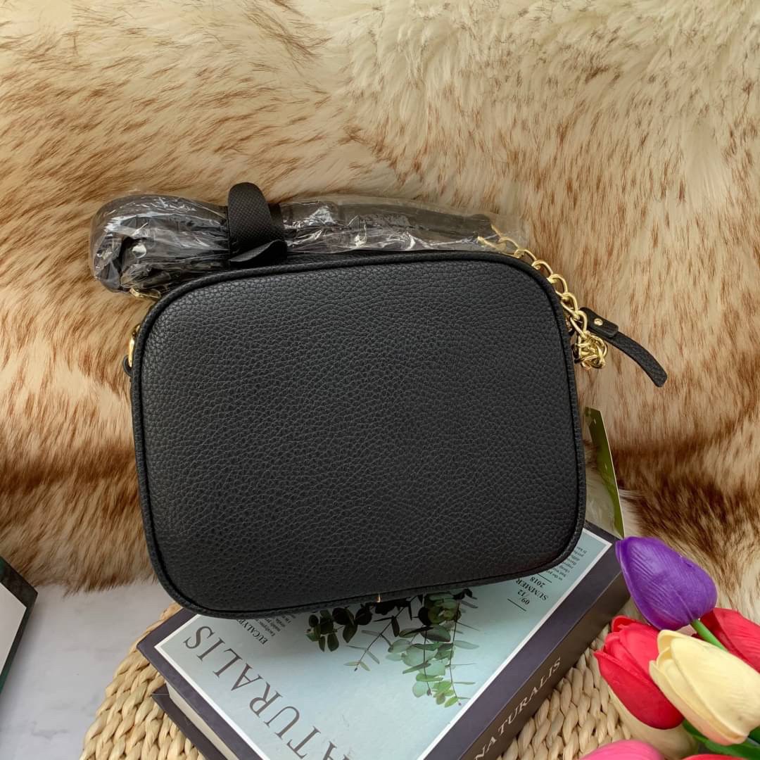 ของแท้ 💯% Kate spade New York mini shoulder bag กระเป๋าสะพายหนังนิ่ม สวยอยู่ทรง ด้านหน้าประดับโลโก้แบรนด์ อะไหล่ทอง น้ำหนักเบา มี2ช่องซิป แยกเป็นสัดส่วน ภายในมีช่องซิป 1 ช่อง และช่องใส่ของจุกจิก 1ช่อง จุของได้เยอะ สายสะพายปรับระดับได้ค่ะ