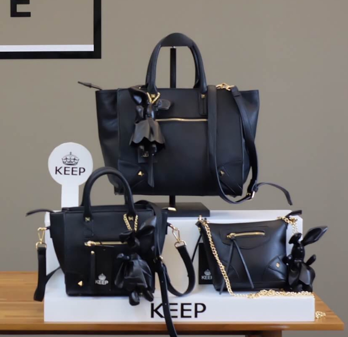 รุ่นใหม่ล่าสุดเลย ห้ามพลาดน๊า !! จากแบรนด์ KEEP รุ่น Teena mini handbag (( size นี้ ใส่กระเป๋าตังค์ยาว และโทรศัพท์ได้ทุกรุ่นคะ )) กระเป๋าสะพายข้าง ขนาดกะทัดรัด หนังเนื้อดี ลายหนังชัด ทนทานคะ น้ำหนักเบา ดีไซด์ ทันสมัย เข้าได้กับทุกชุด สายสะพายเป็นสายหนังปร