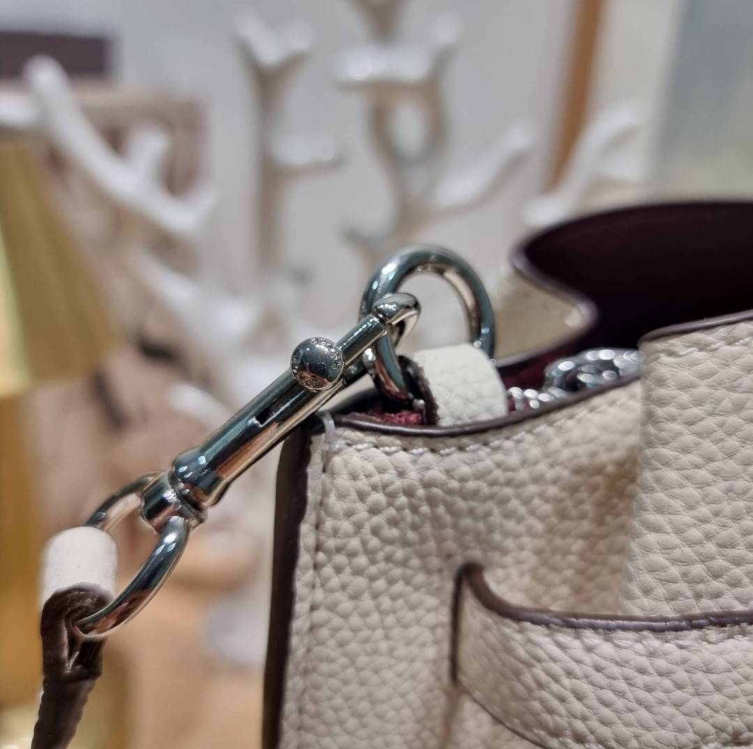 COACH HANNA CARRYALL IN SIGNATURE CANVAS / CH187 / CH195 / CH542 น้องใหม่ เรียบหรู ดูแพง กับกระเป๋าถือ/สะพายทรงสวย คงความคลาสสิค ดีไซน์ตกแต่งสายคาดจับจีบข้างกระเป๋าเพิ่มดีเทล มาพร้อมหูจับในตัว