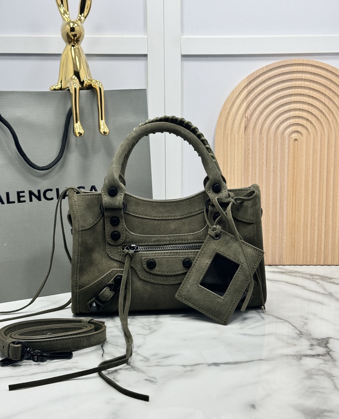ORI หนังแท้ | Balenciaga Le City suede bag กระเป๋าถือ/สะพายข้างดีไซน์โดดเด่นสวยเท่ล้ำสมัย ใหม่ล่าสุดงานหนังกลับที่สุดแห่งความไอคอนิกไม่เหมือนใคร มีกิมมิคและลูกเล่นแพรวพราว