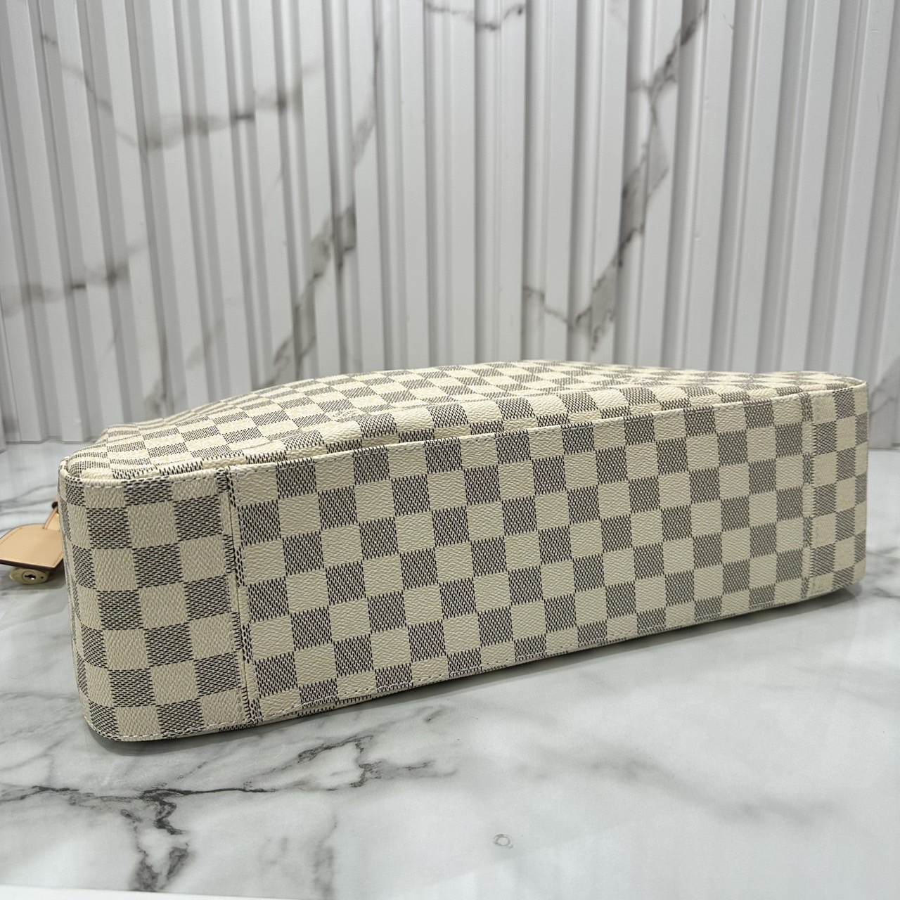 ORI หนังแท้ | LV Slouchy MM Damier Azur MM ใหม่ล่าสุด กระเป๋าโฮโบทรงสวยใบใหญ่จุใจที่ใครๆก็ต้องมี ด้วยรูปทรงคลาสสิคและใช้งานง่าย สะพายสะดวกด้วยหูสะพายในตัว สวยดูลัคชู