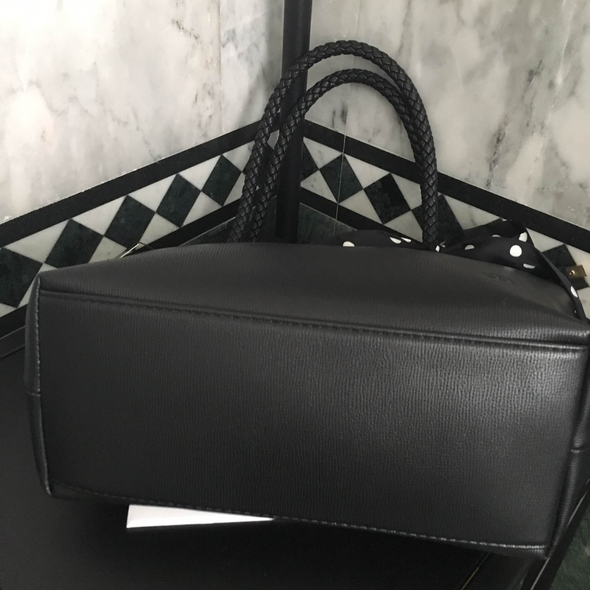 กระเป๋า ทรง Tote จากแบรนด์ KEEP ลายหนัง spirits ตัวหนังผิวสัมผัสสวยมากคะ หนังเนื้อดี นิ่ม กระเป๋าอยู่ทรงคะ ตกแต่งด้วย ผ้าพันหูกระเป๋า เพิ่มดีเทลกระเป๋าทำให้ดู look น่ารักมากๆคะ ด้านหน้ากระเป๋ามีปั๊ม logo แบรนด์ อย่างดีคะ #จุดเด่นที่ ภายในกระเป๋า มีช่องแบ่