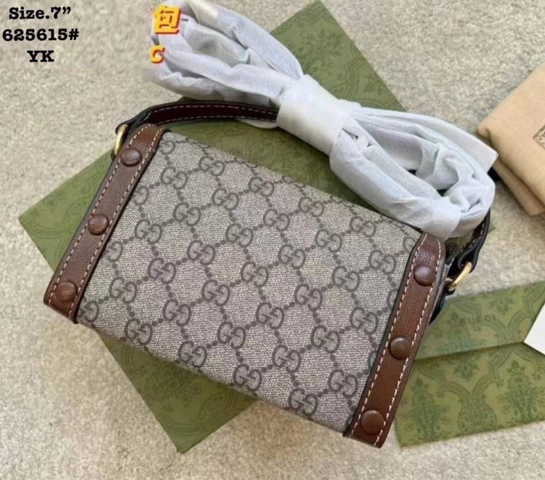 Gucci Horsebit 1955 Mini Bag / GC crossbody horizon mini bag กระเป๋าสะพายข้างขนาดกำลังดี สวยอยู่ทรง วัสดุหนังแคนวาสทนทาน แฝงความหรู เปิด-ปิดฝาสอดพร้อมแม่เหล็กในตัว ภายในเป็นช่องโล่ง ใส่โทรศัพท์ได้ทุกรุ่น พกแทนกระเป๋าสตางค์ ใส่บัตร ใส่ธนบัตรพกง่ายๆก็ได้ สา