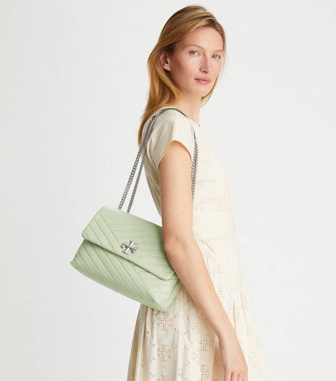 TORY BURCH KIRA CHEVRON CONVERTIBLE SHOULDER BAG กระเป๋าสะพายรุ่นยอดฮิต ไซส์ใหญ่จัดเต็มให้เน้นๆ ใช้ยังไงก็ดูหรู ดีไซน์เฉพาะตัว วัสดุหนังแกะ สัมผัสนิ่ม เปิด-ปิดด้วยกระดุมแม่เหล็ก ภายในเป็นช่องโล่ง แบ่งสัดส่วนไว้ดีมากๆ ใส่กระเป๋าสตางค์ มือถือ เครื่องสำอางค์