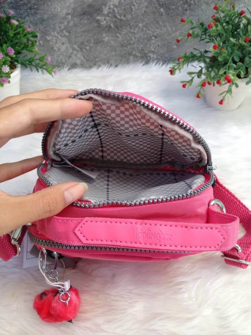 Kipling Mini Shoulder Bag K13869 Outlet Hongkong กระเป๋าสะพายไหล่ใบเล็กน่ารัก วัสดุผ้าไนล่อนกันน้ำอย่างดีตามแบบฉบับแบรนด์ แบ่งเป็นช่องซิป 3 ช่อง มีหูจับ ด้านในบุผ้าแบรนด์ มาพร้อมพวงกุญแจน้องลิง ใบนี้จุของได้เยอะน้ำหนักเบาค่ะ เหมาะมากกับการสะพายไปเที่ยวชิว
