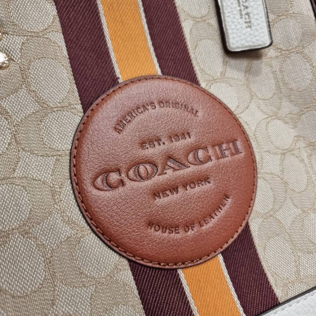 COACH C7083 DEMPSEY TOTE 22 IN SIGNATURE JACQUARD WITH STRIPE AND COACH PATCH คอลเลคชั่นใหม่ สีที่สาวๆรอคอย สวยคม ละมุนและมีความหรูในตัว กับกระเป๋าทรงโท้ท ไซส์กำลังสวย น่ารักน่าใช้ ฟังก์ชั่นการใช้งานสะดวกที่สุด มีทั้งสายคล้องในตัว และสายครอสบอดี้ วัสดุผ้า