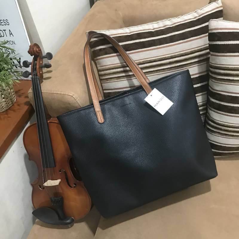 MANGO LARGE SHOPPING BAG กระเป๋าสะพายใบใหญ่น้ำหนักเบาวัสดุหนังแกะสังเคราะห์ขึ้นลายสวยน่าใช้โดดเด่นที่สามารถปรับใช้ได้2ทรงไม่จำเจอเปิด-ปิดด้วยแถบคาดกระดุม ภายในกว้างและจุสุดๆ สามารถใส่เอกสาร A4 หนังสือ ipad เสื้อผ้า รองเท้าได้ ภายในมีช่องซิปและโลโก้หนัง หู