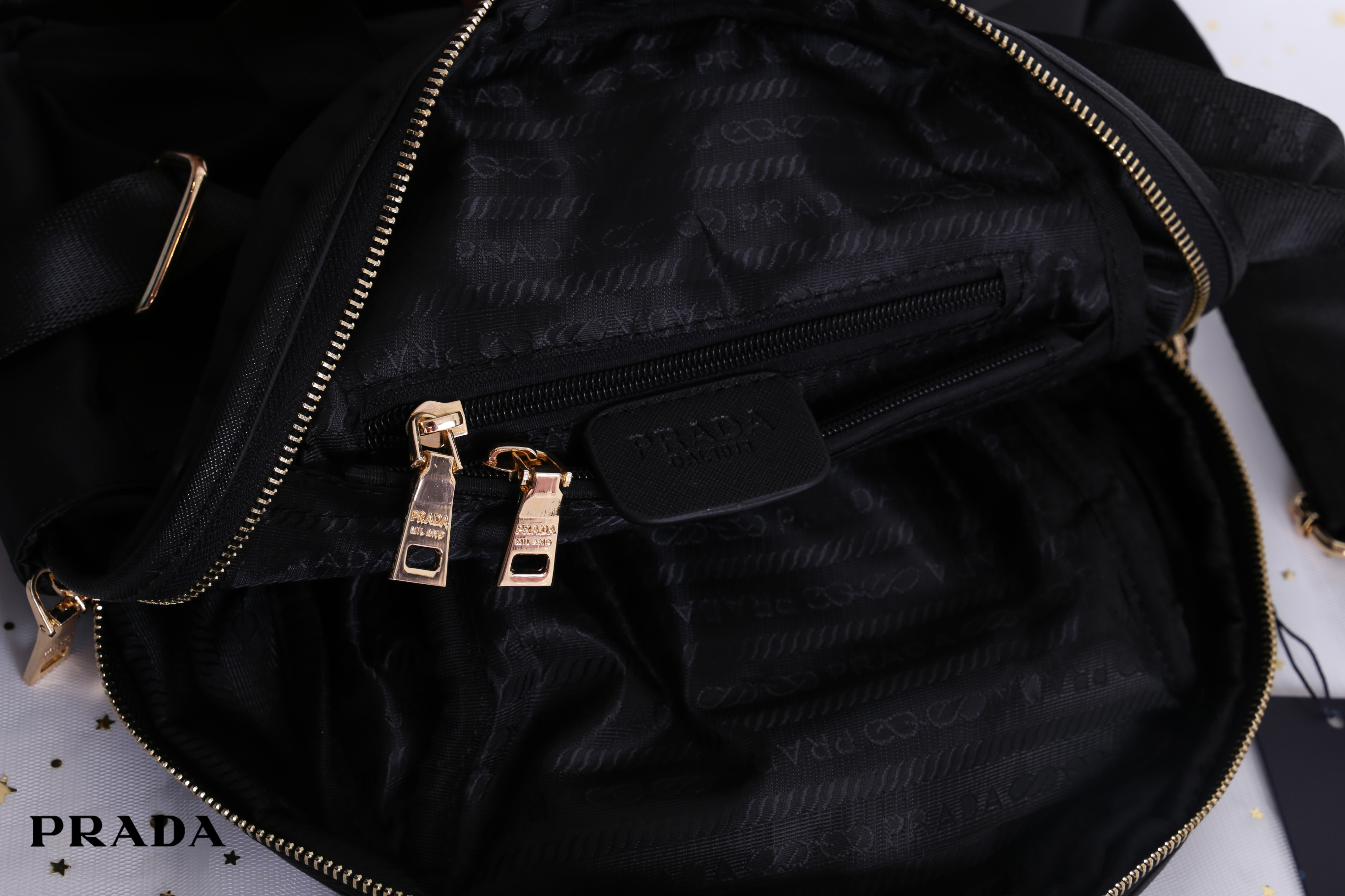 Prada Nylon Backpack สินค้า Premium gift วัสดุผ้า Nylon คุณภาพดี วัสดุอะไหล่ทองสวยหรู น่าใช้ ดีไซน์คลาสสิค ด้านหน้ามี 1 ช่อง มีตัวล๊อก ตัวช่องสามารถใส่ Ipad ได้ ด้านข้างมีช่องใส่ของจุกจิกได้ทั้งสองฝั่ง รุ่นนี้เปิดปิดแบบซิป ด้านในโล่งกว้าง จุของได้เยอะเลยค