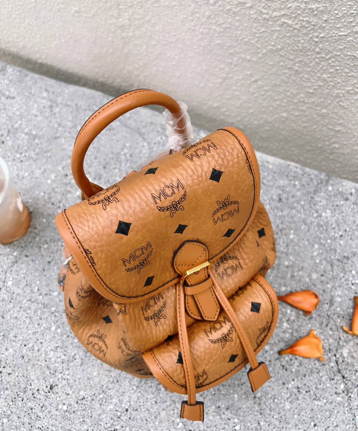M.C.M AREN VISETOS BACKPACK / M.C.M Aren Drawstring Backpack in Visetos กระเป๋าเป้ทรงบัคเกตที่ทันสมัยคลาสสิคสวยมากๆ หนังแคนวาสอย่างดี ลายหนังสวยอีกหนึ่งรุ่นที่สาวๆควรมีติดตัว 🧡เกรดท็อปออริ เทียบแท้ 1:1 เกรดดีสุด ใช้งานต่างประเทศได้
