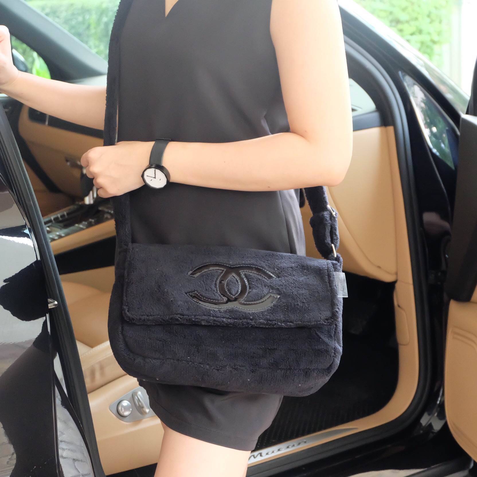 New In! ที่หลายคนถามหา มาแล้วจ้า จากงานพรีเมี่ยมกิ้ฟจากเคาเตอร์ต่างประเทศ แบรนด์ดัง อย่าง Chanel เป็นกระเป๋า ใบสวยรุ่นหายาก ขนาดกำลังดี เลิศมาก ใช้แล้วไฮโซ สวยเกินราคาแน่นอนคะ ขนเฟอร์นิ่มมากกก เก็บของอย่างดี ด้านในมีช่องใส่ของจุกจิก mix กับชุดไหนก้น่ารัก 