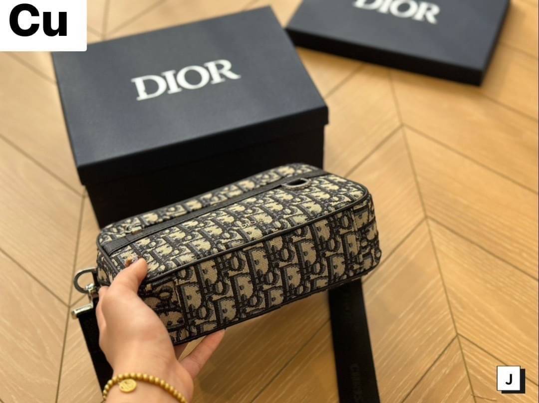 DIOR Safari bag with shoulder strap กระเป๋าสะพายทรงแมสเซ็นเจอร์ สวยหรูเป็นเอกลักษณ์ สุดฮอตที่ดีไซน์รูปแบบขนาดใบกำลังดี ไอเท็มใหม่ที่สามารถใช้ได้ everyday รีบจัดก่อนใครได้เลย!