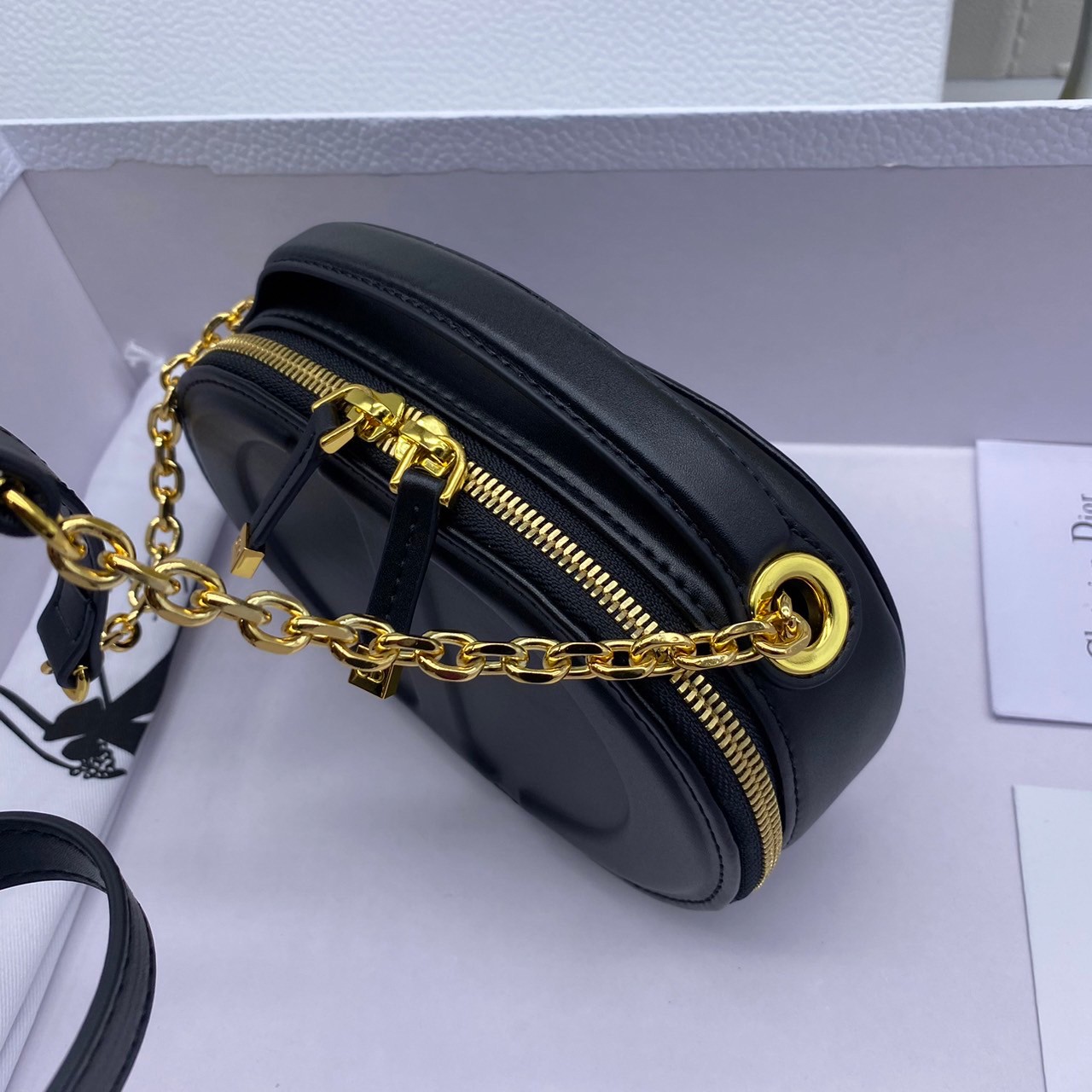DIOR CD Signature Bag with Strap 17cm / CD OVAL CAMERA BAG / Dior Camera Bag ดีไซส์ใหม่ล่าสุด บ่งบอกถึงความหรู แต่ใช้งานได้โอกาส ใช้ได้ทั้งชายหญิง กระเป๋าสะพายทรงกล้อง ขนาดกะทัดรัด ไซส์สะพายคล่องตัว สีผู้ดีมากๆ