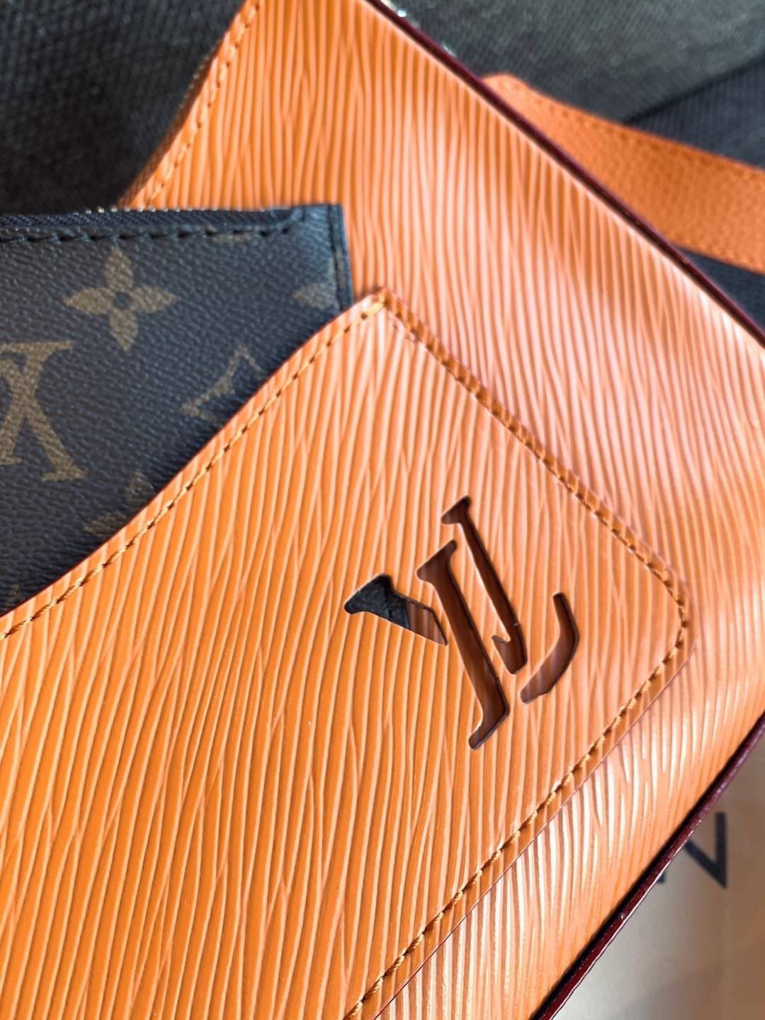 VIP 🥂 LOUIS VUITTON MARELLR EPI LEATHER รุ่นนี้ลายหนังเป็นลายไม้ มีโลโก้แบรนด์แบบฉลุด้านหน้า มาพร้อมกระเป๋าใบลูกแบบซิปจัดเก็บได้ตรงช่องด้านหน้า สามารถถอดออกแยกใช้งานได้ต่างหากนะคะ เปิดปิดกระเป๋าแบบซิป ภายในโล่ง สามารถใส่กระเป๋าเงินใบยาวได้;ของจุกจ