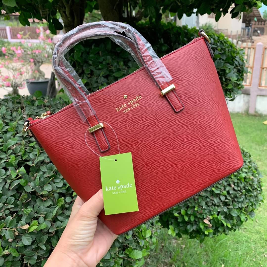 ของแท้ 💯% Kate Spade New York Cross Body Bag กระเป๋าถือหรือสะพาย หนัง Saffiano ภายในมีช่องซิปและช่องเล็ก มีหมุดรองฐานกันรอย 4 มุม อะไหล่ทองทั้งใบ ขนาดกำลังดี ใส่กระเป๋าสตางค์ยาวได้ค่ะ