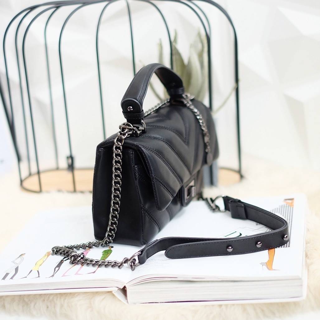 รุ่นขายดีเข้าเพิ่มค่า KEEP รุ่น coco chain handbag กระเป๋าทรงหรู รอบใหม่ ใช้หนัง Microfiber นิ่ม ฟู ตึงสวย ทนกว่าเดิมอยู่ทรง ใครชอบสไตล์นี้ห้ามพลาดนะคะ ใบนี้มีหูถือได้ ด้านในสีแดงสวย มีช่องแบ่งเก็บของหลายช่อง ด้านหลังมีช่องพิเศษสามารถใส่มือถือได้ค่ะ สายปร