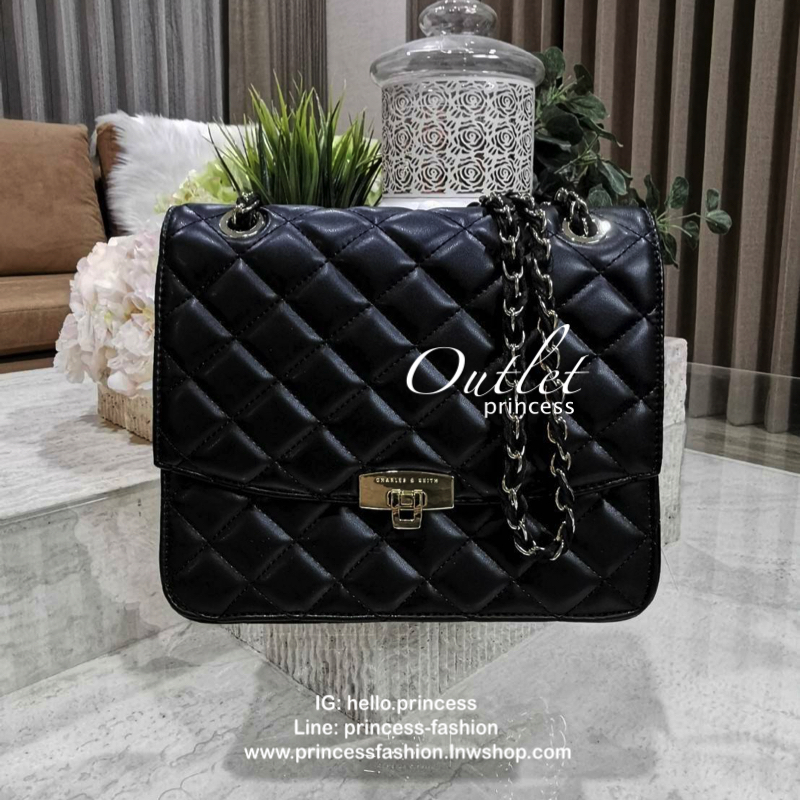 CHARLES & KIETH DETAIL CROSSBODY BAG กระเป๋าสะพายทรงเหลี่ยมดีไซน์สวยหรูคลาสสิควัสดุหนังนิ่มลายตารางอยู่ทรงสไตล์ Chanel เปิดปิดด้วยตัวล๊อคแบบพับอะไหล่ทองปั้มโลโก้ด้านหน้าสวยดูดี พร้อมสายสะพายโซ่ร้อยหนังสามารถสะพายไหล่หรือ Crossbody ก็ดูดี ภายในมีโลโก้และหน