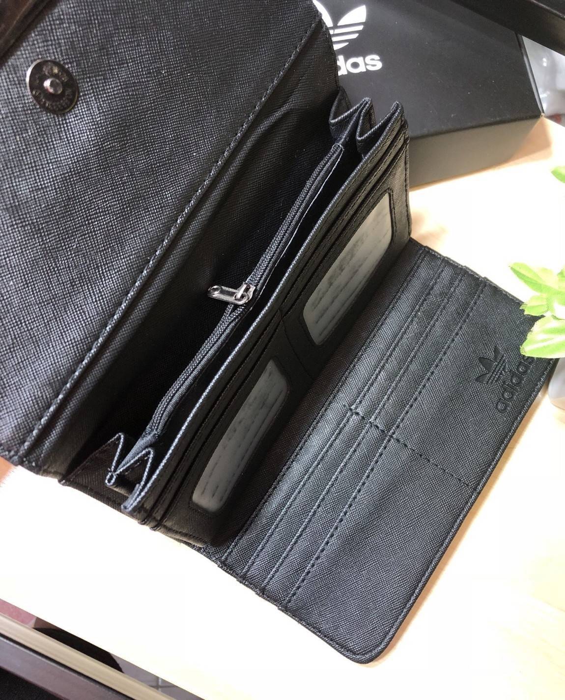 ADIDAS 3D WALLET Y2018 กระเป๋าสตางค์คอลเลคชั่นใหม่ดีไซน์สุดฮิต สไตล์ ISSEY MIYAKE ด้านหน้ามีโลโก้แบรนด์ เปิดปิดด้วยฝาปิด ภายในมีช่องใส่รูป ช่องใส่ธนบัตร, บัตร และช่องซิปใส่เหรียญ Don't miss!