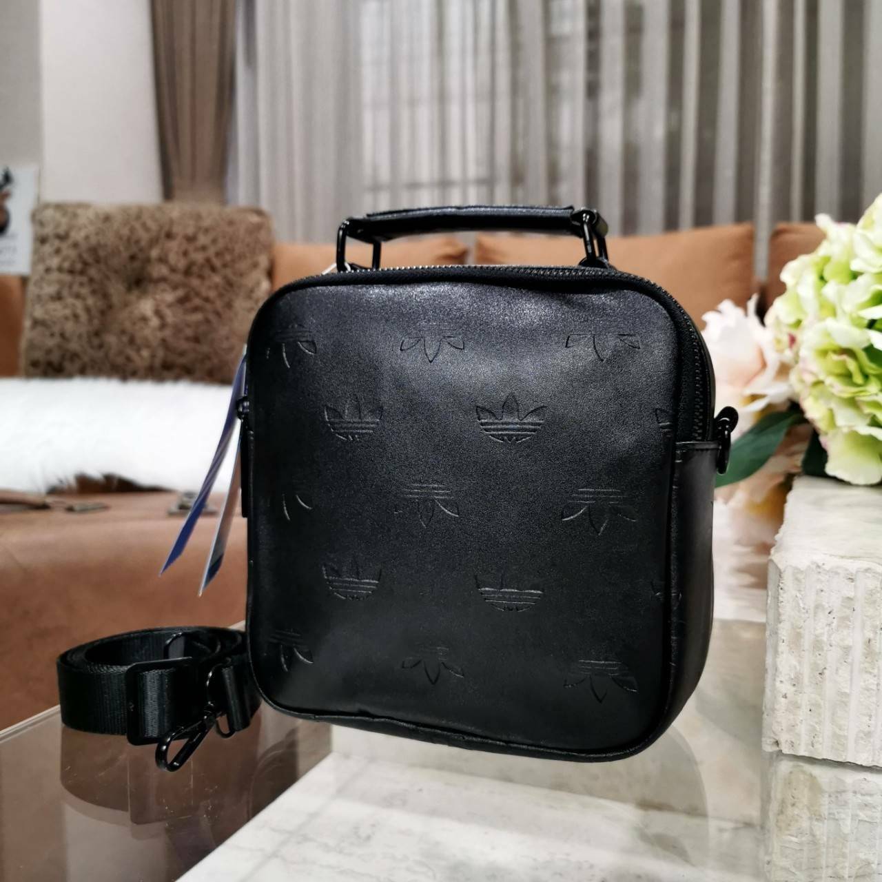 ADIDAS 2WAYS TOP HANDLE BAG กระเป๋าถือเเละสะพายเป้แบบ 2Ways ดีไซน์ทรงเหลี่ยมขนาดกำลังดีิ น้ำหนักเบา วัสดุหนังเรียบสวยสีดำปั้มโลโก้แบรนด์รอบใบ หูจับถนัดมือ มีช่องหลัก2ช่องแยกเป็นสัดส่วน เปิดปิดด้วยซิปสะดวกใช้ หัวซิปแบรนด์ ภายในมีโลโก้ มีสายสะพาย2เส้น สายถอ