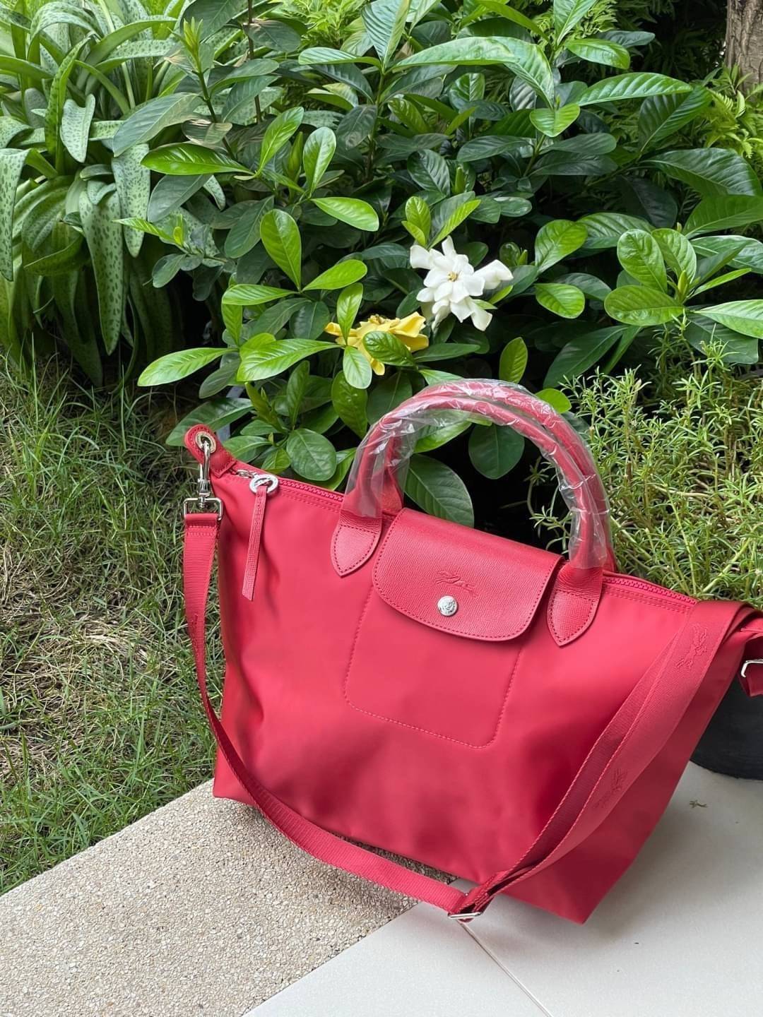 8สี พร้อมส่ง Longchamp LE PLIAGE NÉO TOP HANDLE BAG (medium size) อีกหนึ่งรุ่นยอดนิยม ที่สาวๆ ต้องมีไว้เก็บไว้สักใบ กระเป๋าโท้ทใบนี้ มาพร้อมกับสีที่มีสไตล์เรียบง่าย มีสายสะพายยาวปรับสั้นยาวได้ช่วยให้คุณสามารถสะพายไหล่ได้อย่างสบาย ในตัวสายปักโลโก้อันเป็นสั