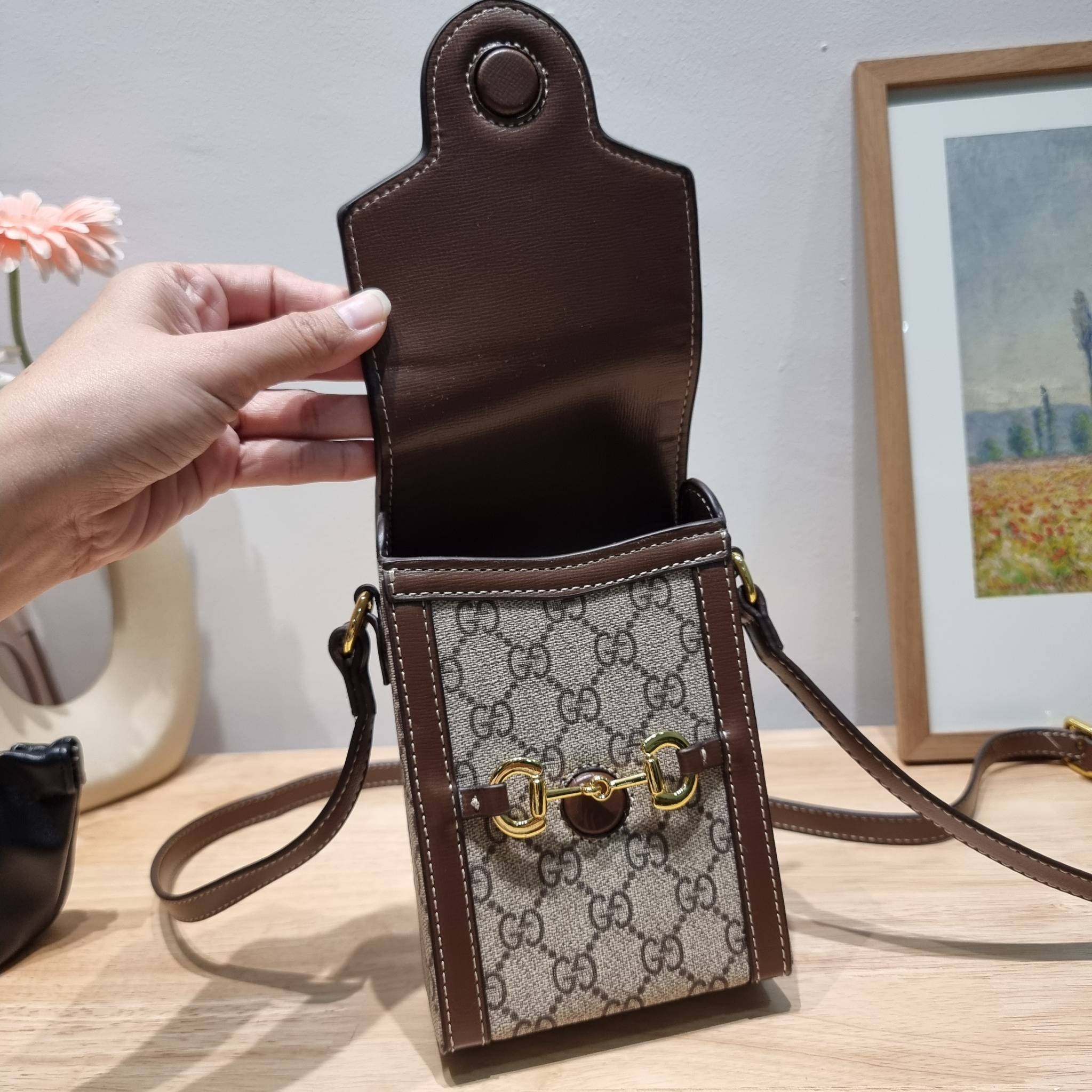 Set 3 ชิ้น Gucci Horsebit 1955 mini bag / Gucci Phone Bag box set ชวนสะสม ใครมองหาของขวัญอยู่ เซ็ทนี้จัดว่าเลิศมาก! กับการจับเอารุ่นยอดฮิต มามิกซ์รวมกับไอเท็มสุดคุ้มของมันต้องมี!! จัดเรียงให้อยู่ในกล่อง box set ลิมิเต็ด ที่มีทั้งแว่นตา gentle monster แบรน