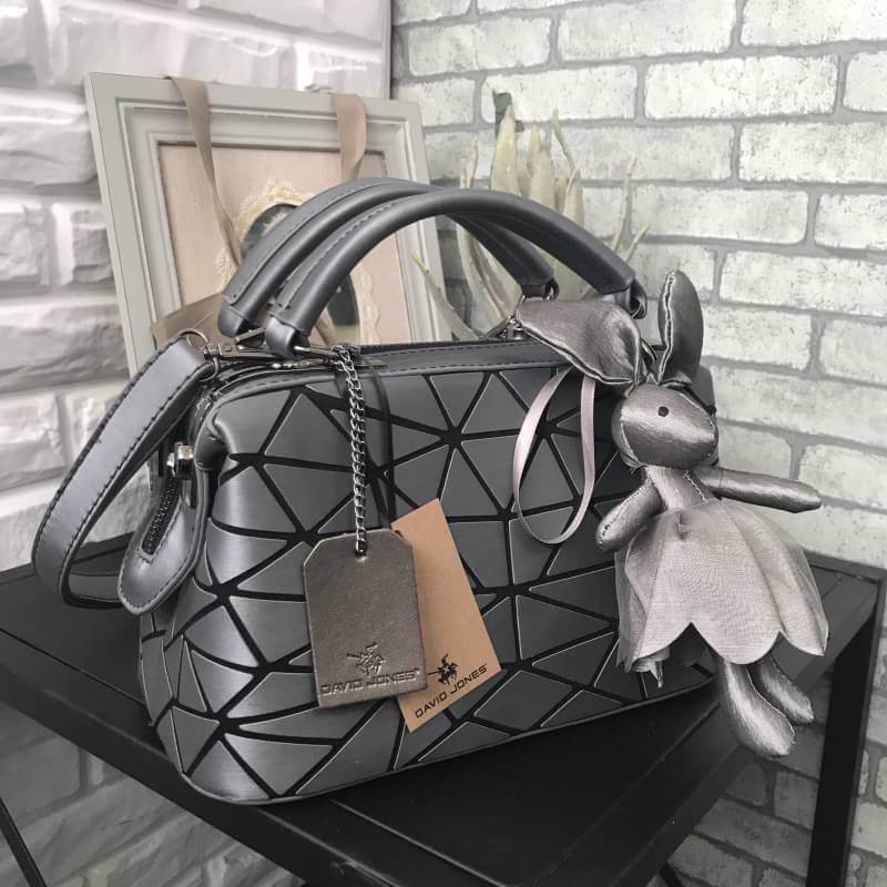 ☃ #กระเป๋าจากงานOutletแท้ 🎈#ภาพถ่ายจากงานขายจริงทั้งหมดนะคะ 🎄 สีเข้าใหม่รุ่น หายากคะ 👍ทรง speedy ขายดี น่ารักมาก สี Metallic grey ( สีเทาเข้มคะ ) มาพร้อมกระต่ายเข้า set เลิศคะ กระเป๋า จากแบรนด์ David Jones กระเป๋าสะพายข้างดี