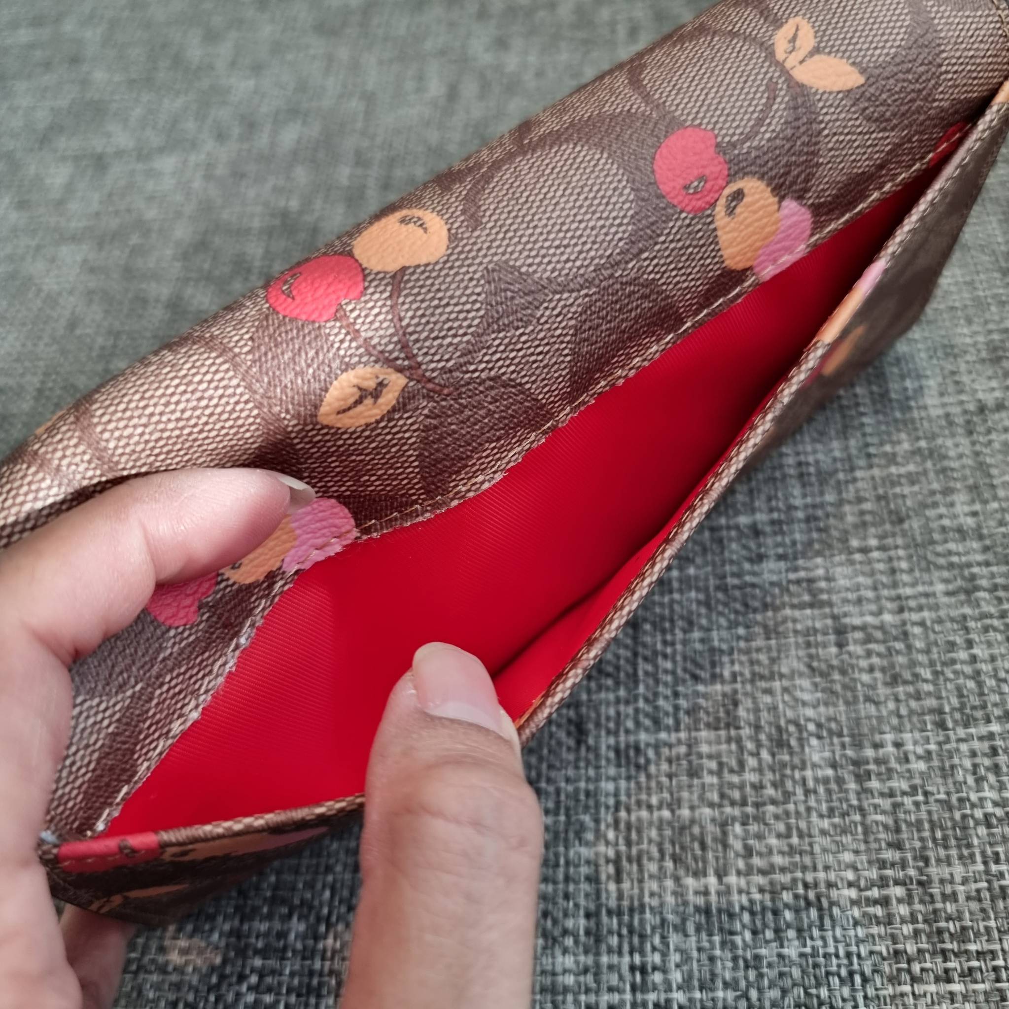 OUTLET 】COACH F31562 SLIM ENVELOPE WALLET IN SIGNATURE CANVAS WITH CHERRY PRINT คอลเลคชั่นใหม่ล่าสุด ต้อนรับนิวเยียร์ไปเลย!! 🍒🎊 กระเป๋าสตางค์รุ่นขายดี ทรงจดหมายรุ่นฝาพับ ดีไซน์ลายเชอร์รี่ น่ารักสดใส วัสดุหนังแคนวาสเคลือบลาย ภายในใส่มือถือไ