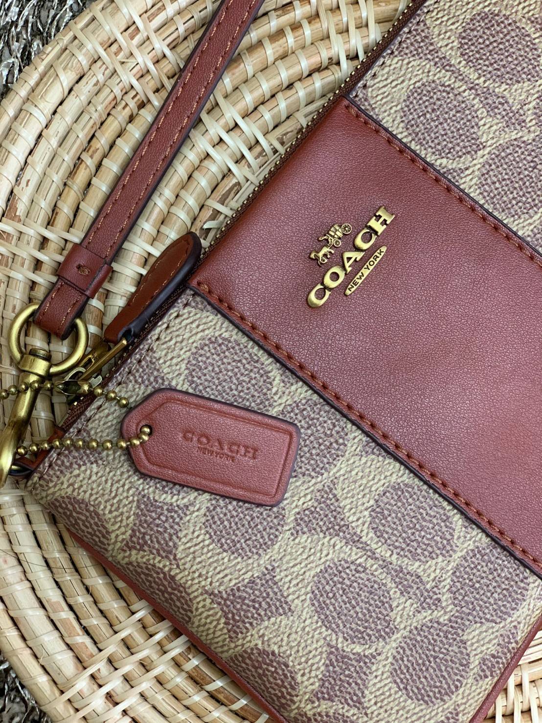 COACH SMALL WRISTLET IN COLORBLOCK SIGNATURE ((32445)) ✔️กระเป๋าคล้องมือ วัสดหนัง pvc อย่างดี ลายซิกเนเจอร์ ตัดขอบสีตรงกลางสวยงามมากๆค่ะ แบบซิปเดียว ((ภายในใส่มือถือได้บางรุ่นค่ะ)) มีช่องเสียบบัตรให้2ช่องด้วยนะคะ