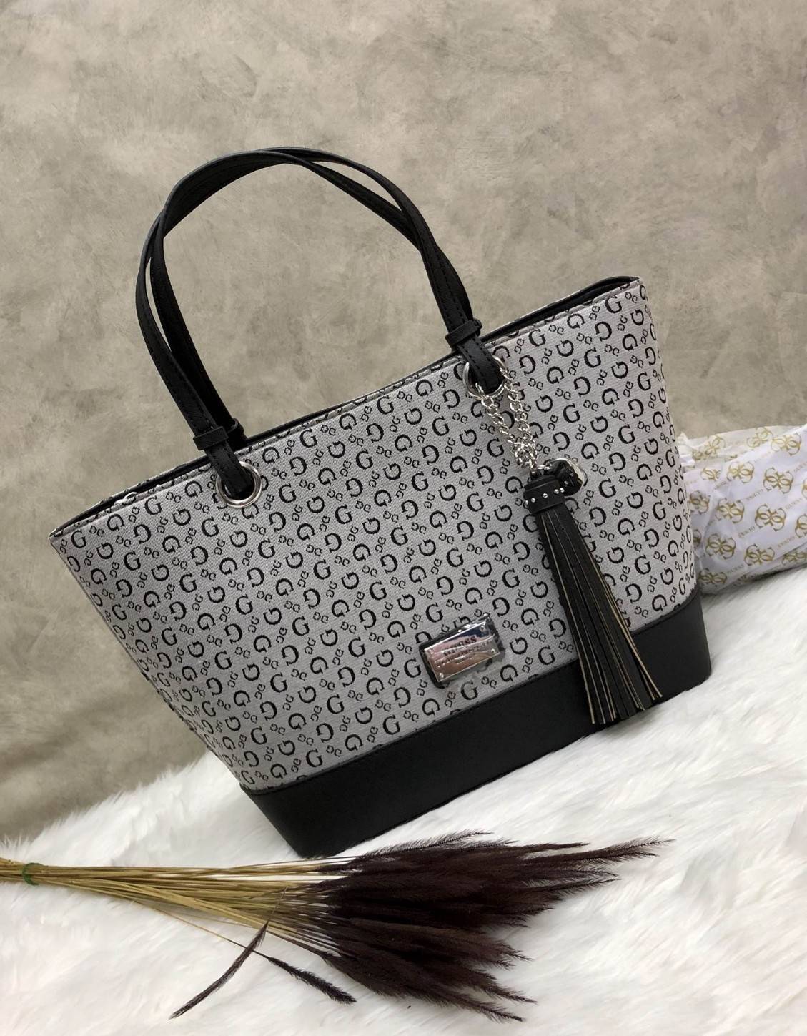 New !!! GUESS HANDBAG SHOULDER BAG พร้อมส่ง สินค้าเข้าใหม่ค่ะ!!!กระเป๋าถือและสะพายไหล่ วัสดุผ้าปักลาย G ทั้งใบค่ะ ด้านหน้าติดโลโก้แบรนด์หรู พร้อมห้อยพวงหนังยาวลงมาบอกเลยสวยมากๆค่ะเปิดปิดกระเป๋าแบบซิป กระเป๋าซับในลายแบรนด์ ภายในกระเป๋าแบ่งเป็นสองช่องใหญ่ใส