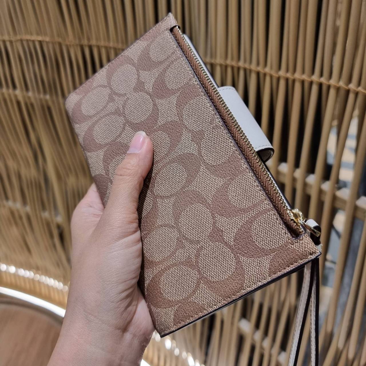 พร้อมส่ง 7 สี COACH C2874 TECH WALLET IN COLORBLOCK SIGNATURE CANVAS จัดให้สีใหม่ก่อนใคร!! ดีไซน์ใหม่ คอลเลคชั่นสวยหรู กระเป๋าสตางค์พร้อมสายคล้องมือ ง่ายต่อชีวิตมากจ้า!! มันดีอะไรเบอร์นี้ ใส่ได้ทั้งบัตร และโทรศัพท์ก็ใส่ได้ทุกรุ่น แถมยังมีช่องซิปแยกไปอีก ช
