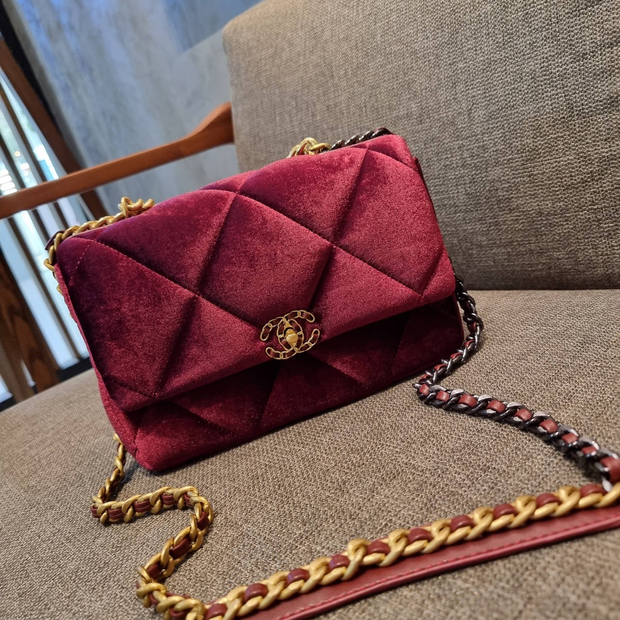 ไม่มองไม่เหลียวไม่ได้แล้ว!! ความหรูที่โดดเด่นจากผ้ากำมะหยี่ สร้างดีเทลผู้ดี ลูกคุณมากๆ Chanel vip boutique กระเป๋าสะพายจาก duty free ในราคาสุดประหยัด!! ดีไซน์เลิศ ตกแต่งด้วยโซ่ทูโทน ลงตัวแบบไม่มีที่ติ เปิด-ปิดด้วยตัวบิดล็อค ภายในโล่งกว้าง ใส่กระเป๋าสตางค์