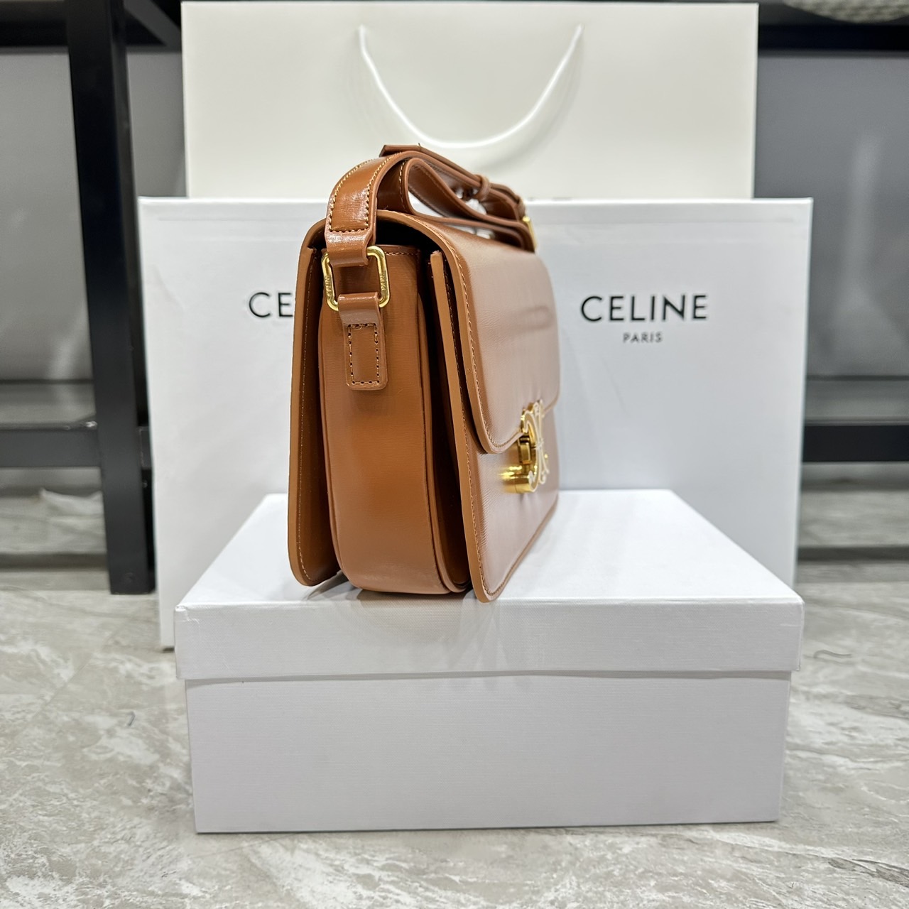 ORI หนังแท้ | 9" CELINE CLASSIQUE TRIOMPHE bag in natural leather กระเป๋าสะพายรุ่นยอดนิยม ด้วยรูปทรงสี่เหลี่ยมผืนผ้า ดีไซน์คล่องตัวถ่ายทอดให้เห็นถึงแก่นแท้ของสไตล์