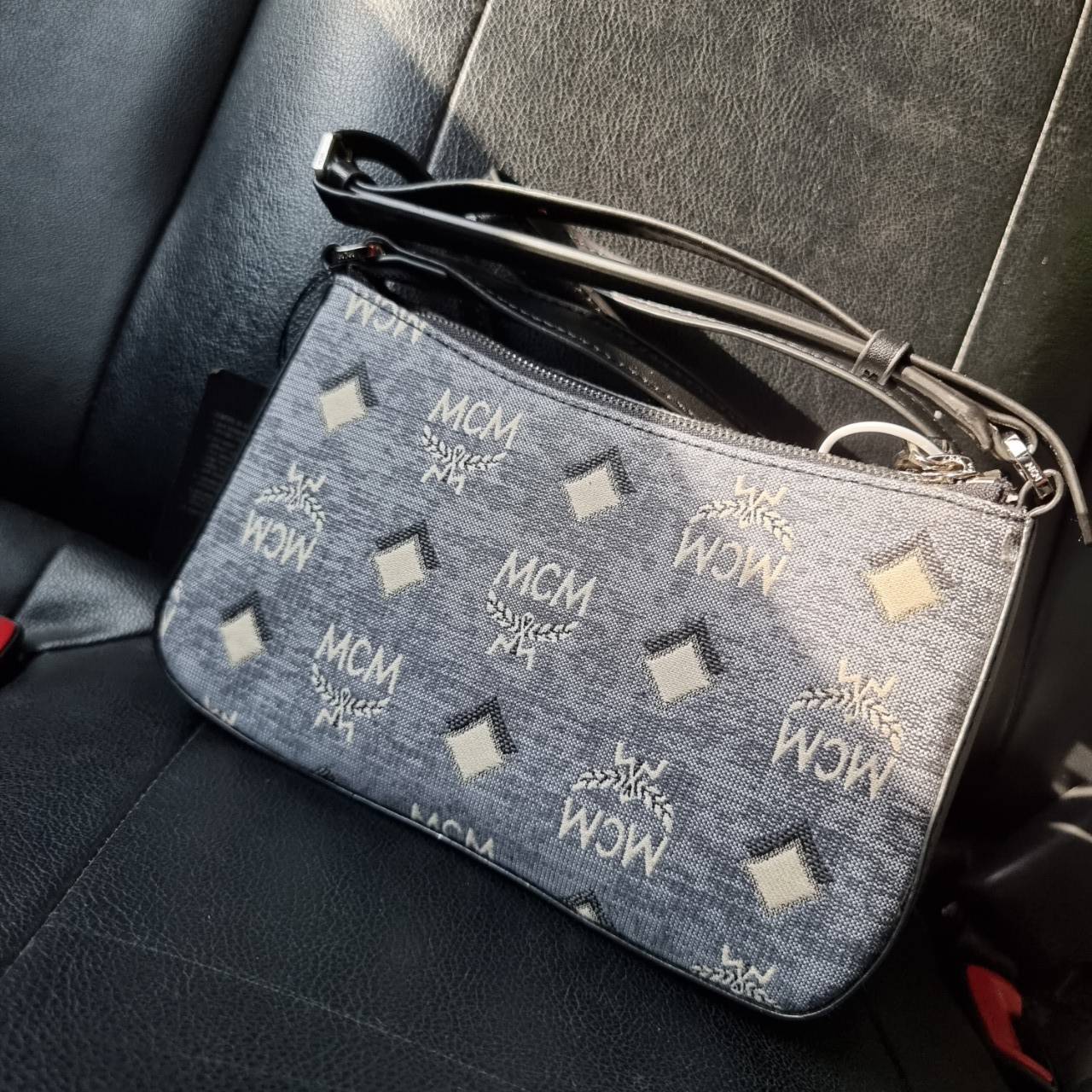 M.C.M MINI SHOULDER BAG IN VINTAGE JACQUARD MONOGRAM คอลเลคชั่นใหม่ล่าสุด โดดเด่นด้วยลายโมโนแกรม ถักทอบนผ้า woven jacquard กระเป๋าสะพายทรงพอชที่ไม่ธรรมดา มาพร้อมสายสะพายในตัว สามารถปรับใช้ได้ 2 แบบ สายยาวสะพายข้าง หรือจะนำสายเส้นกลางออกและปรับใช้สะพายไหล่