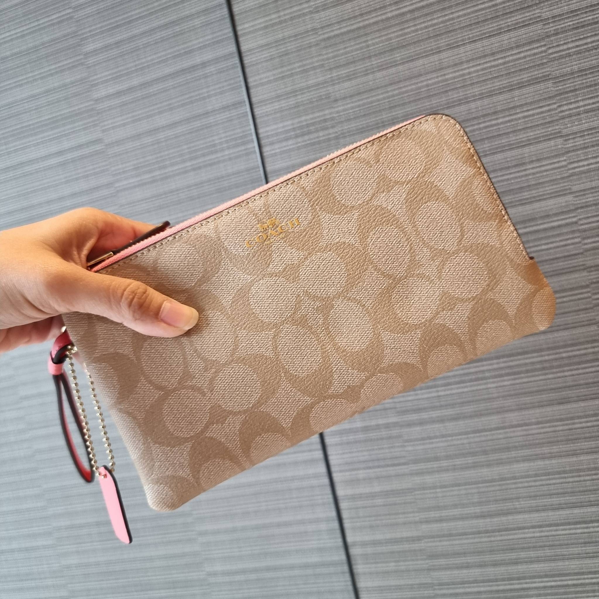 COACH F54057 DOUBLE ZIP WALLET IN SIGNATURE กระเป๋าคล้องมือ size L ใบนี้ใส่มือถือได้ทุกรุ่น ขนาดกำลังดี พกพาสะดวกมากๆ วัสดุหนังสังเคราะห์ ภายในเป็นผ้าสีสวยคม ใส่ธนบัตร ใส่บัตรได้เยอะ ใส่มือถือได้สบายๆทุกรุ่น ตอบโจทย์สาวๆที่ไม่ชอบพกเยอะวุ่นวายจ้า ใบนี้เอาอ