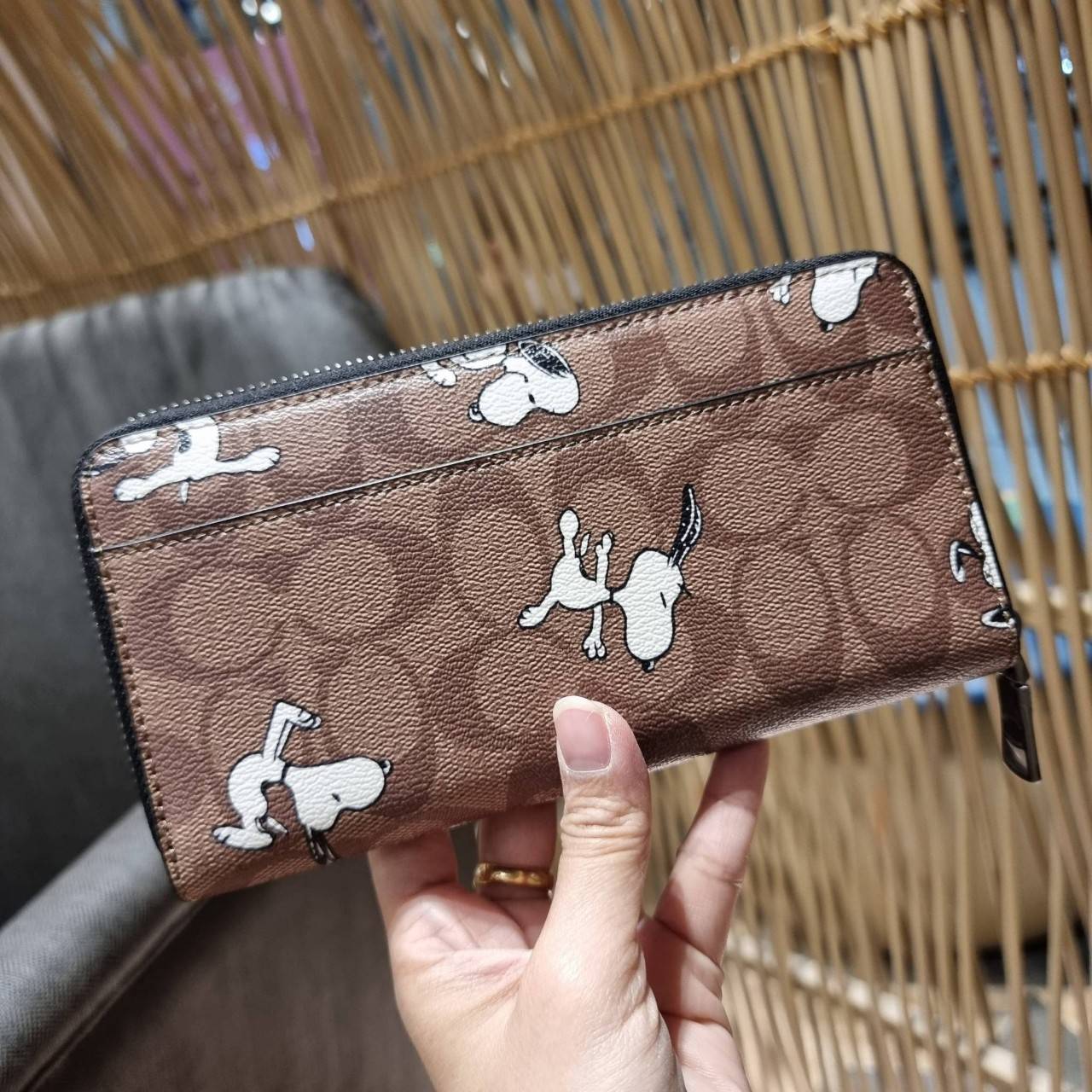 COACH C4327 COACH x PEANUT ACCORDION ZIP WALLET IN SIGNATURE CANVAS WITH SNOOPY PRINT คอลเลคชั่นใหม่ กระเป๋าสตางค์ใบยาว ลายสนูปพี น่ารักน่าใช้ สีคลาสสิค ใช้ได้ตลอดกาลไม่มีตกเทรนด์ วัสดุหนังแคนวาสเคลือบลาย ภายในใส่บัตรได้เยอะ มีช่องซิปแยก ใส่โทรศัพท์ได้ พก